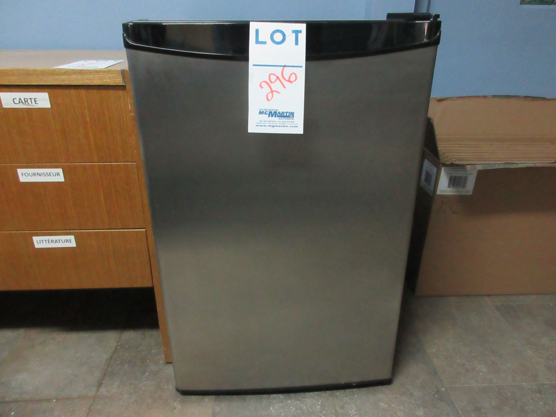 LOT including bar fridge