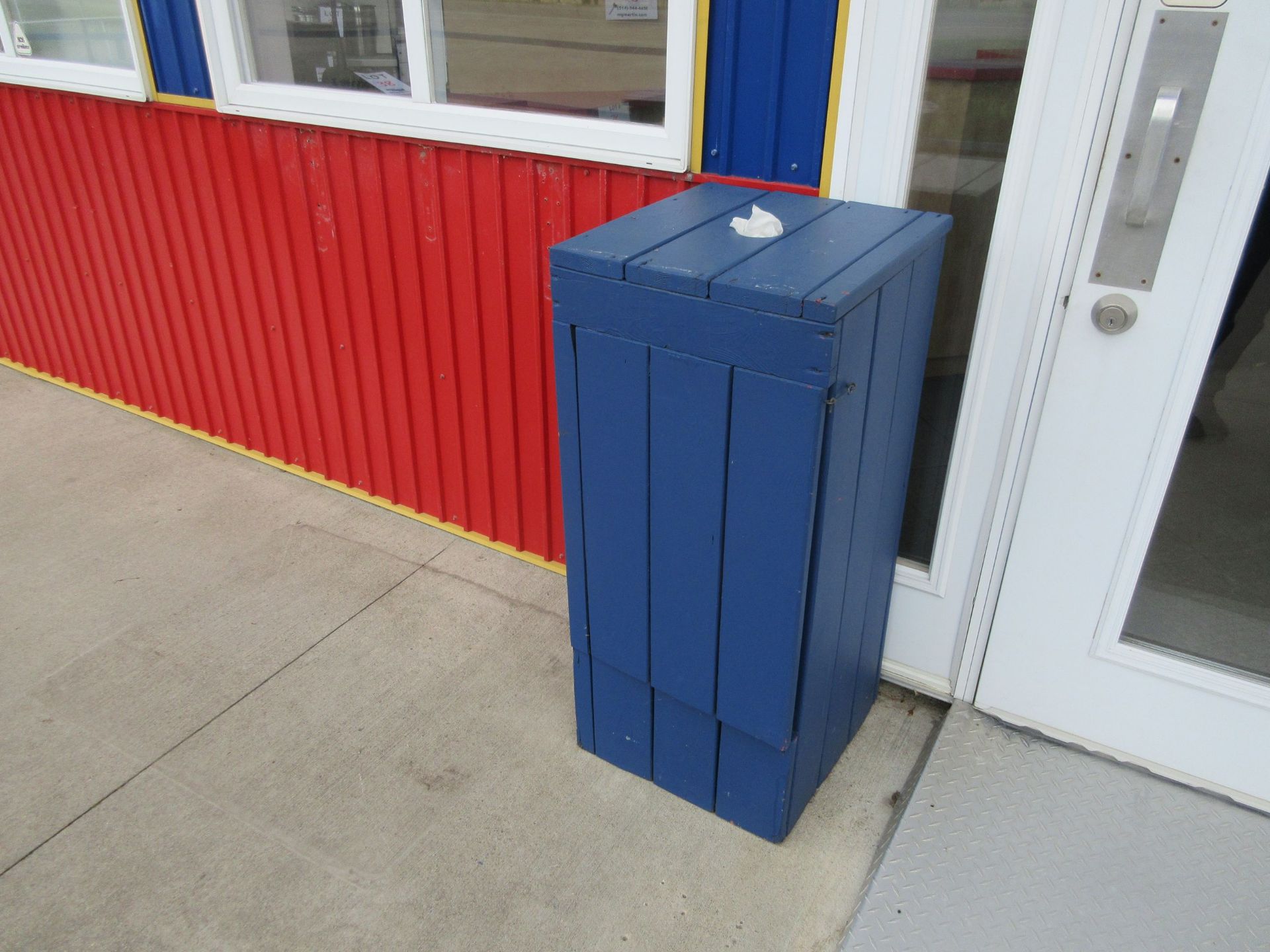 Exterior garbage containers (4) - Image 2 of 2