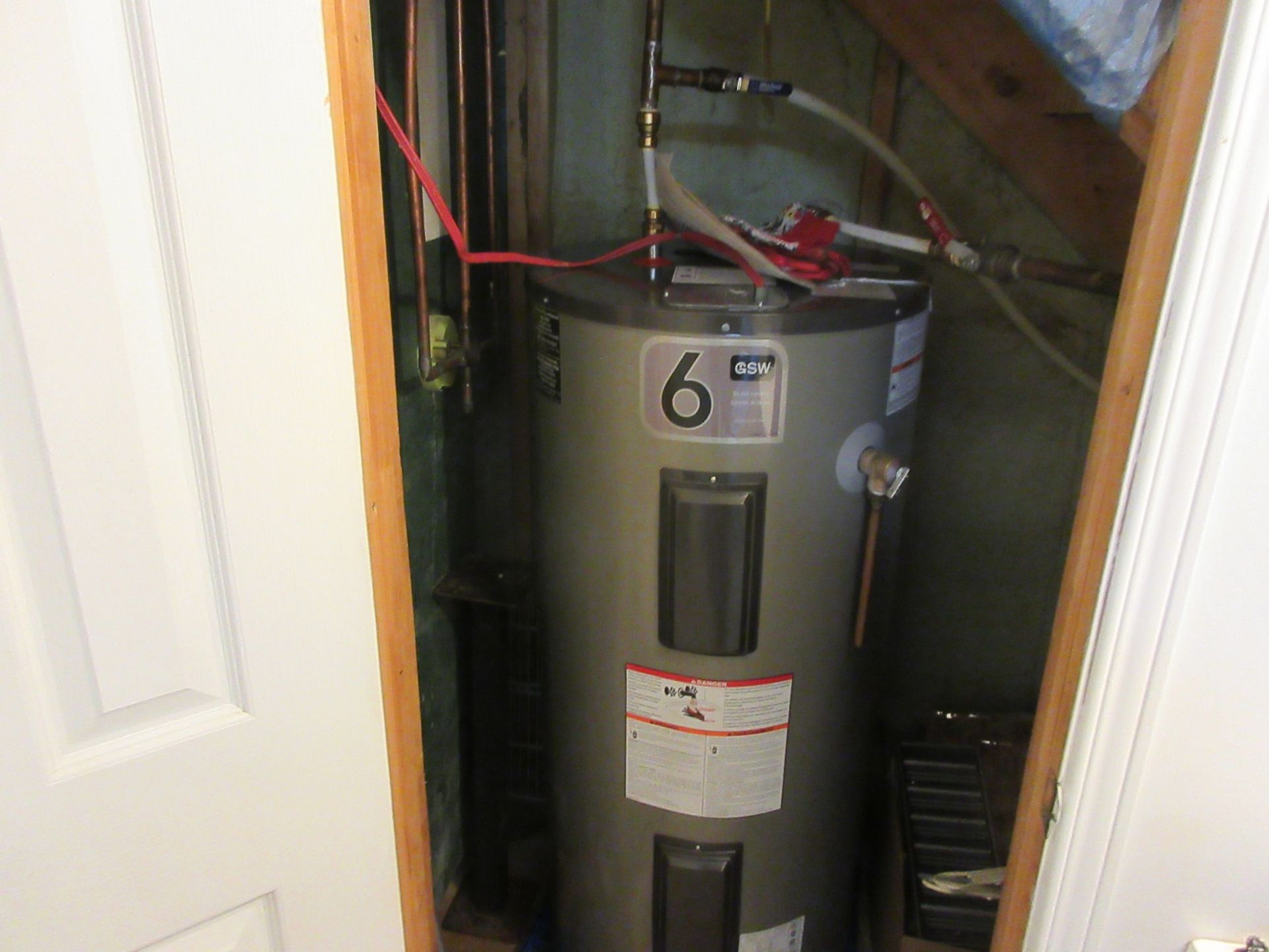 LOT including complete bathroom including 48 gallon hot water tank - Image 2 of 2