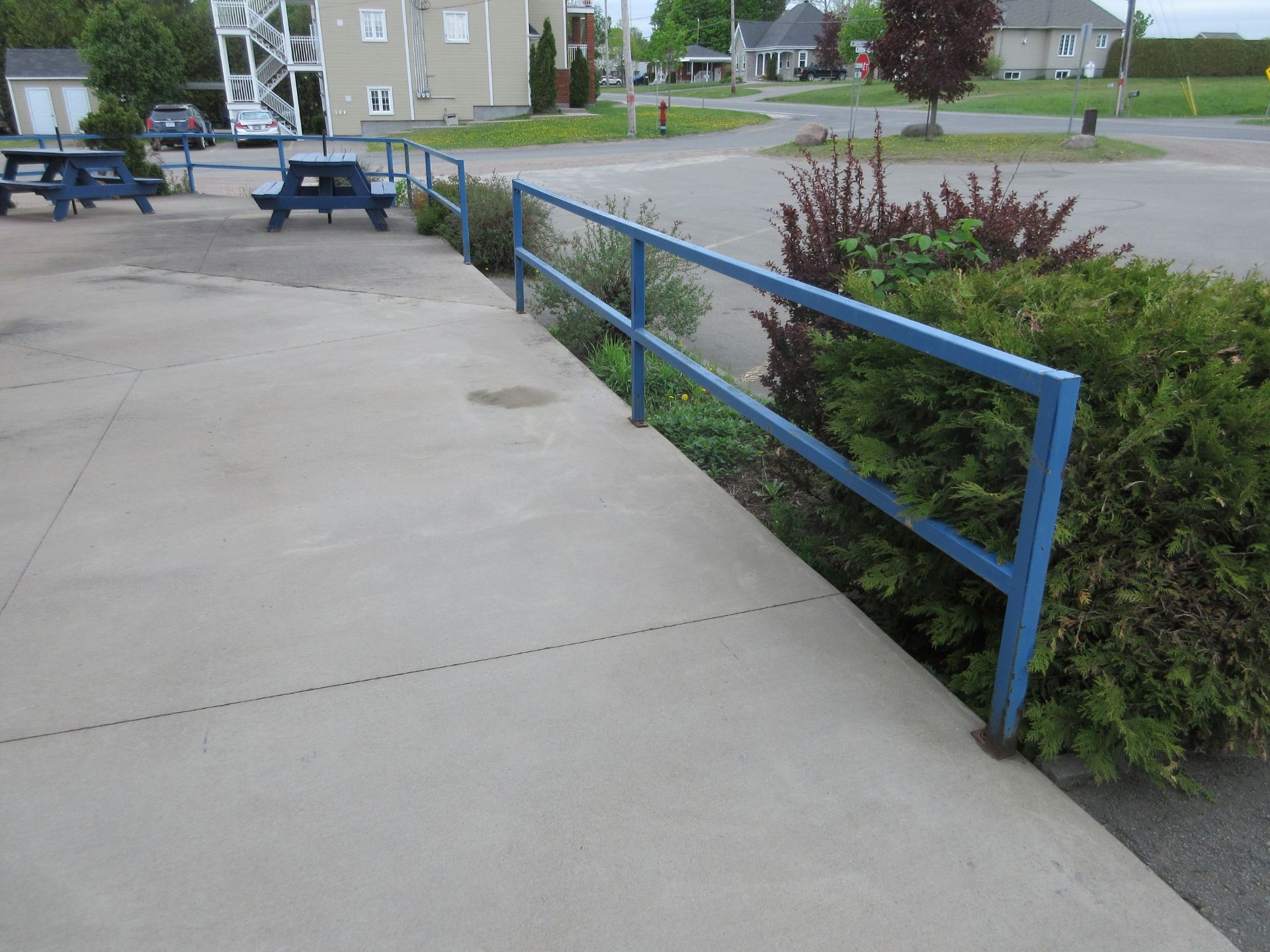 LOT including exterior railing (aprox 70ft long x 36"h)