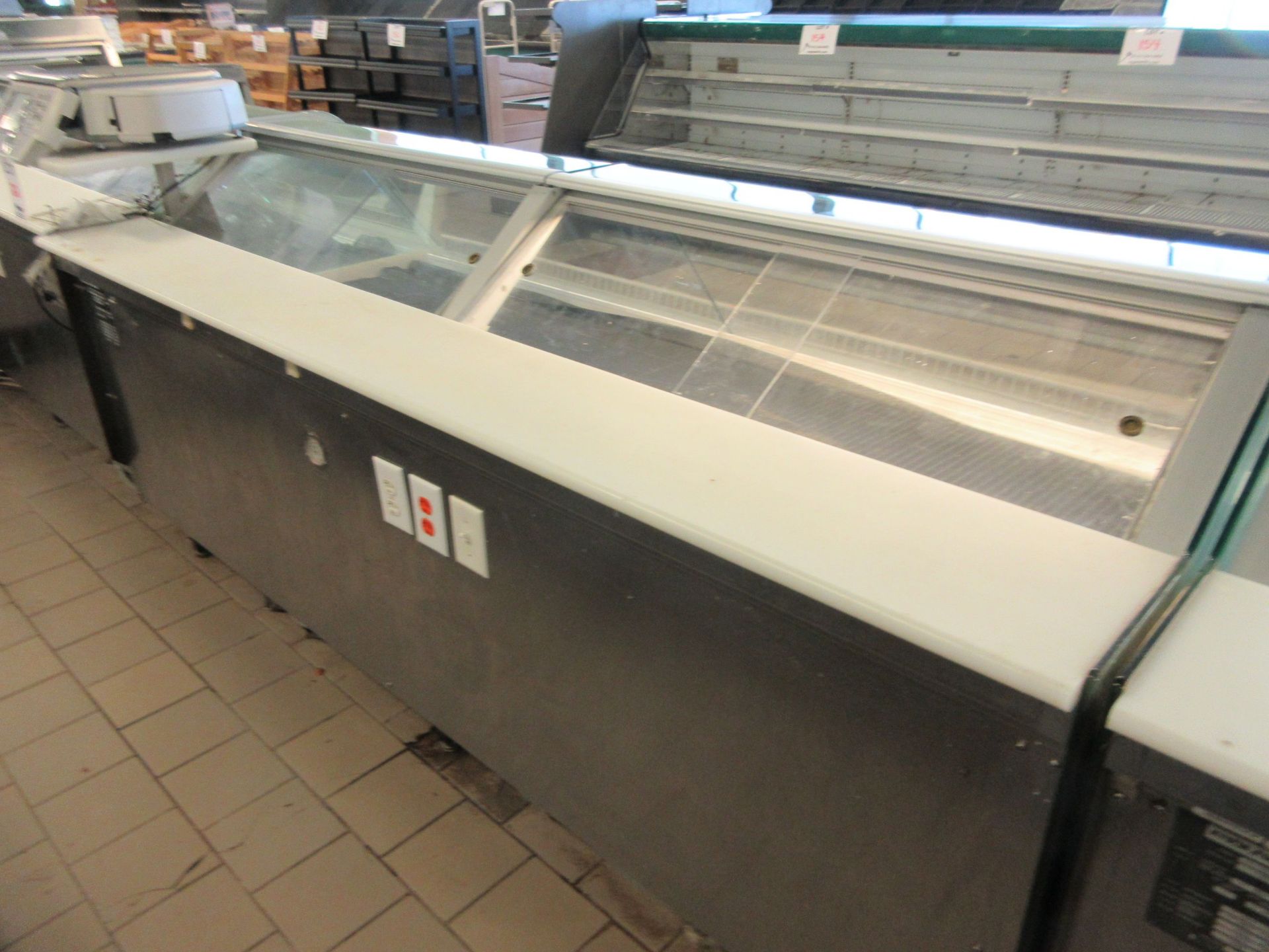 KYSOR WARREN refrigerated display counter w/t glass without compressor aprox. 8ft w x 4ft d x 45"h - Image 4 of 5