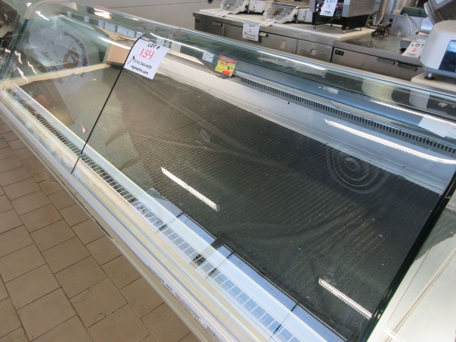 KYSOR WARREN refrigerated display counter w/t glass without compressor aprox. 8ft w x 4ft d x 45"h - Image 3 of 5