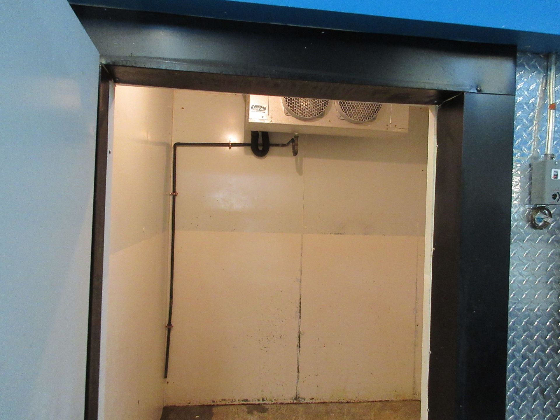 Walk in fridge w/t KEEPRIGHT cooling unit with (2) fans c/w compressor aprox. 8ft w x 7ft d x 8 1/ - Image 3 of 4
