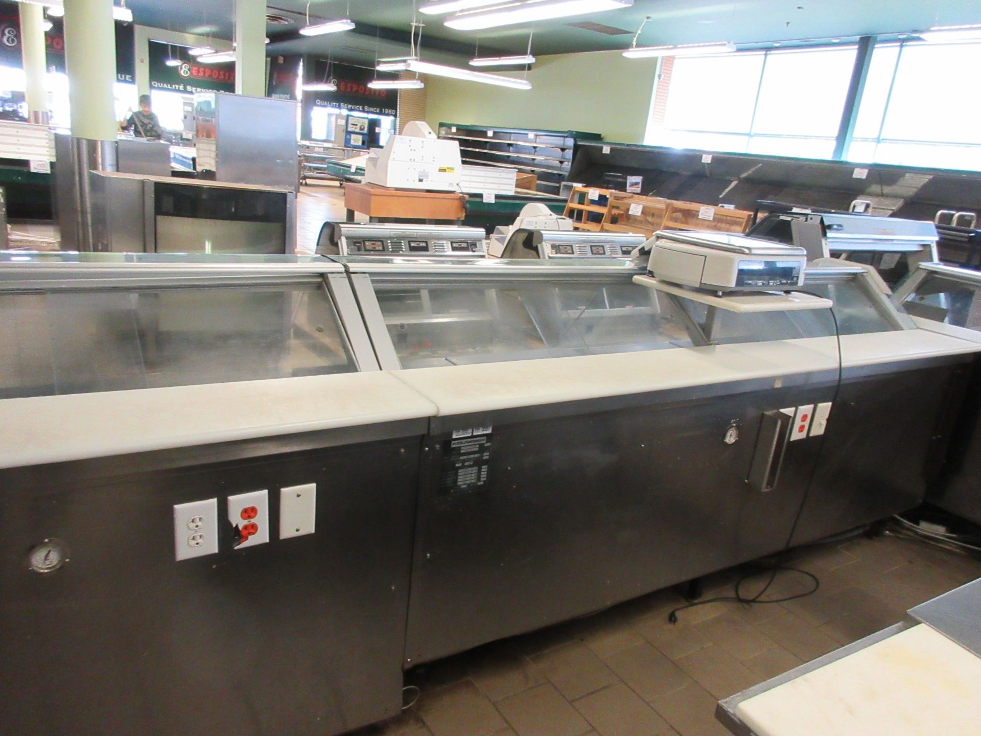 KYSOR WARREN refrigerated display counter w/t glass without compressor aprox. 146"w x 46"d x 45"h - Image 4 of 6