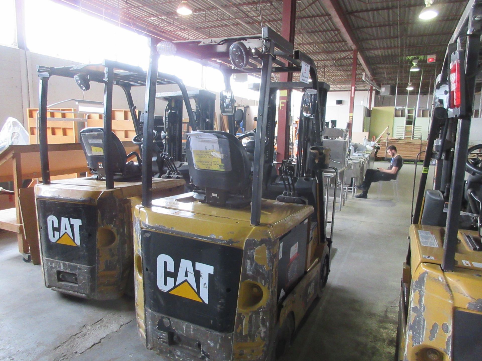 CATERPILLAR electric forklift Mod: EC25N2, 3 sections, 4450 LB capacity, 48V c/w charger 48V, DC128, - Image 2 of 9