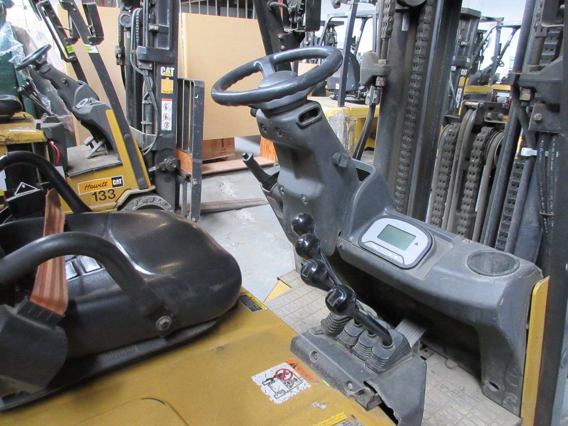 CATERPILLAR electric forklift Mod: EC30N2, 3 sections, 6000 LB capacity, 48V c/w charger 48V, DC128, - Image 5 of 8