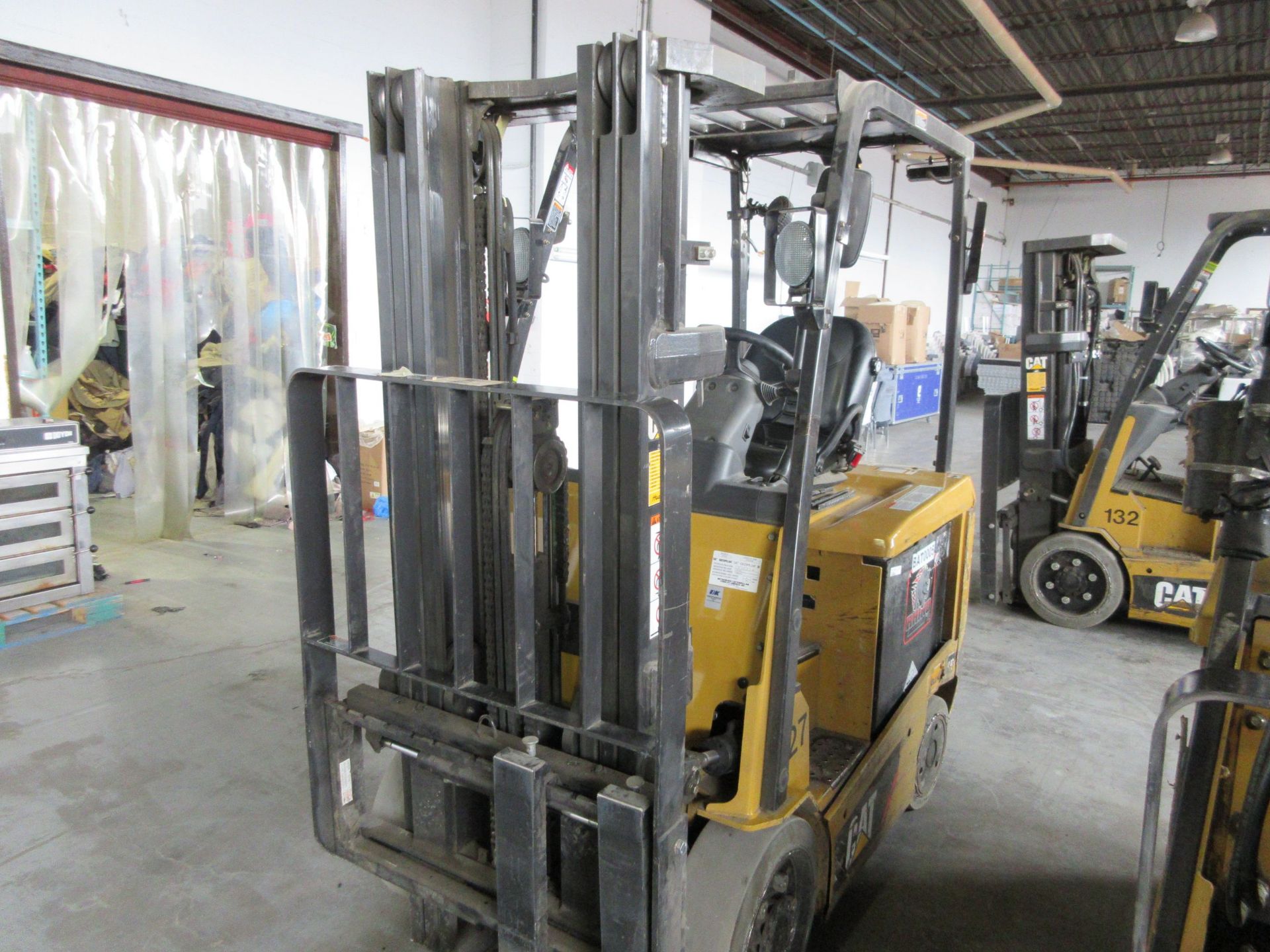 CATERPILLAR electric forklift Mod: EC25N2, 3 sections, 3550 LB capacity, 48V c/w charger 48V, DC128, - Image 8 of 10