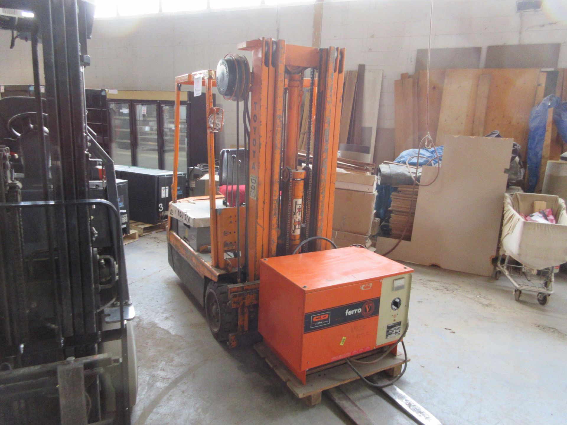 TOYOTA electric forklift Mod: FBE18, 3 sections, 3500 LB capacity, 48V, lift height: 118" c/w