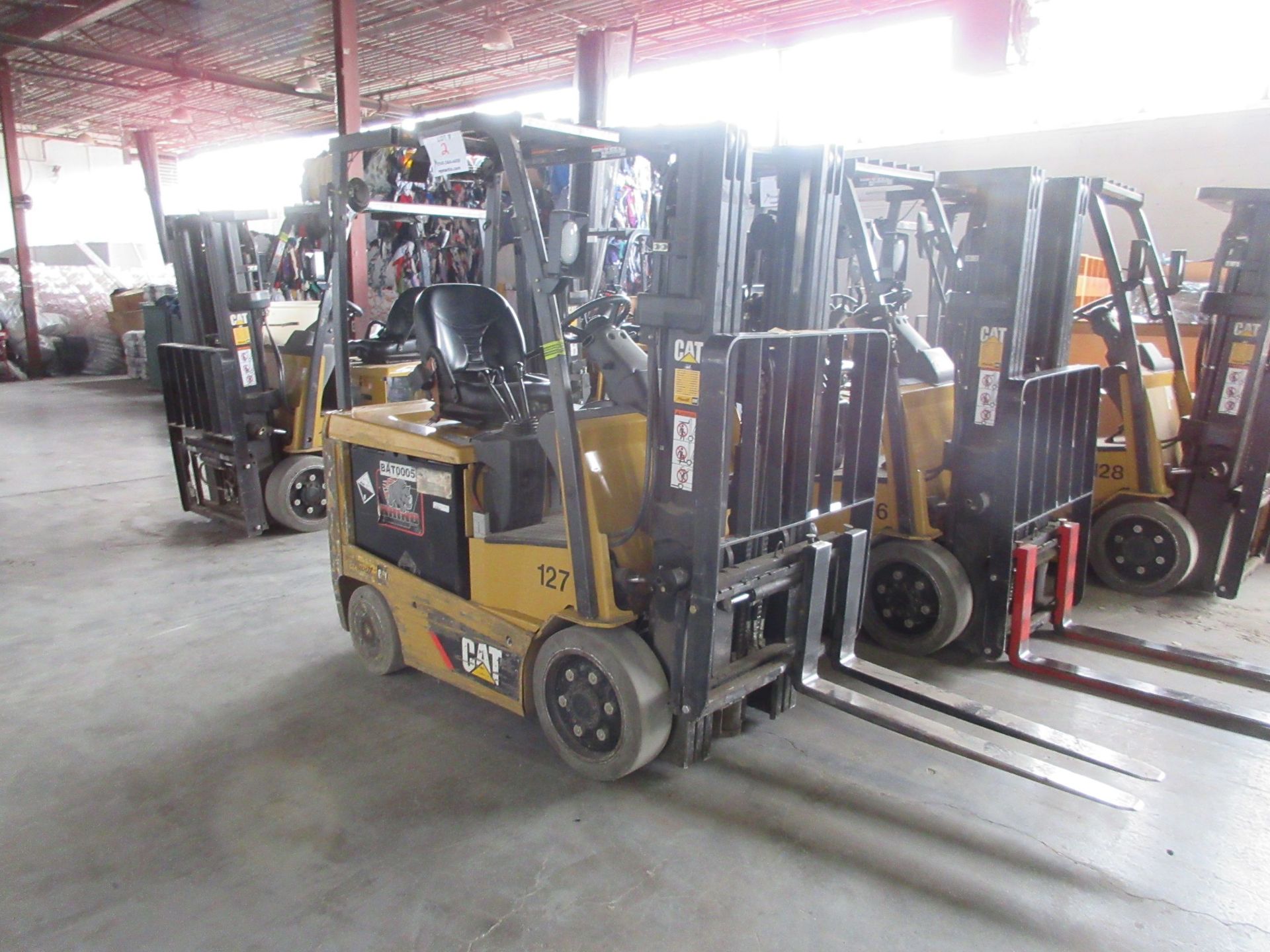 CATERPILLAR electric forklift Mod: EC25N2, 3 sections, 3550 LB capacity, 48V c/w charger 48V, DC128,