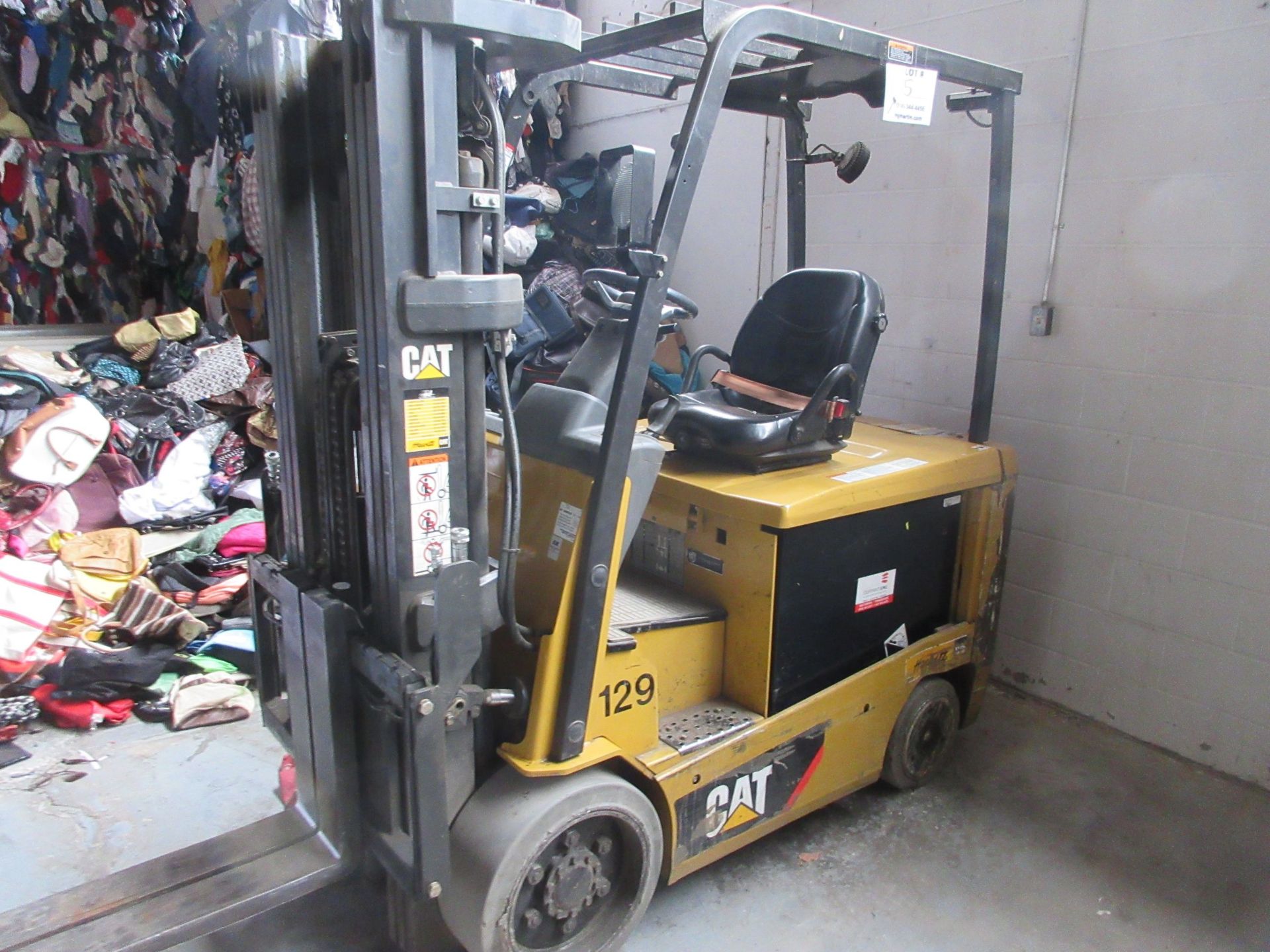 CATERPILLAR electric forklift Mod: EC30N2, 3 sections, 6000 LB capacity, 48V c/w charger 48V, DC128, - Image 2 of 8