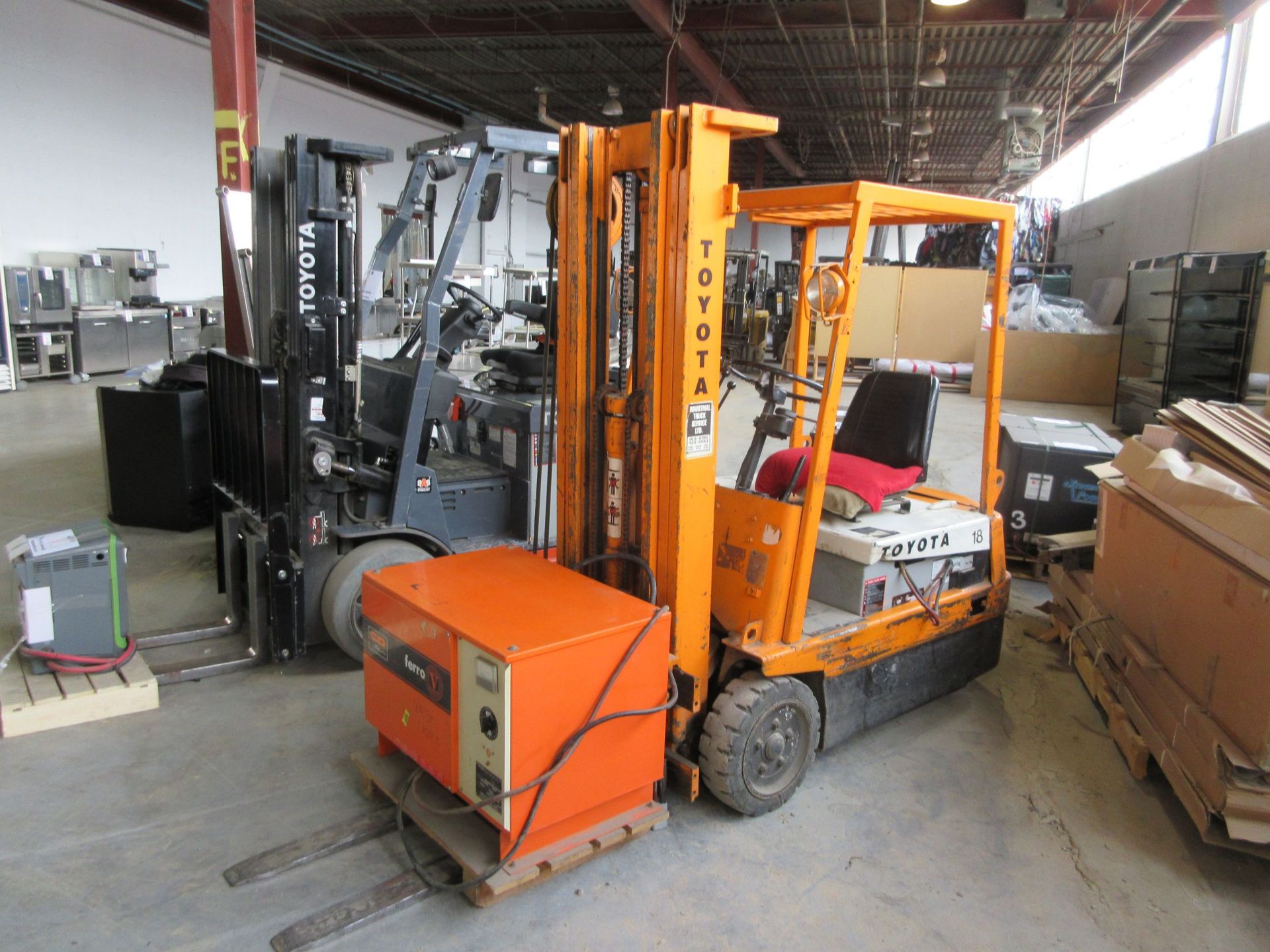 TOYOTA electric forklift Mod: FBE18, 3 sections, 3500 LB capacity, 48V, lift height: 118" c/w - Image 2 of 4