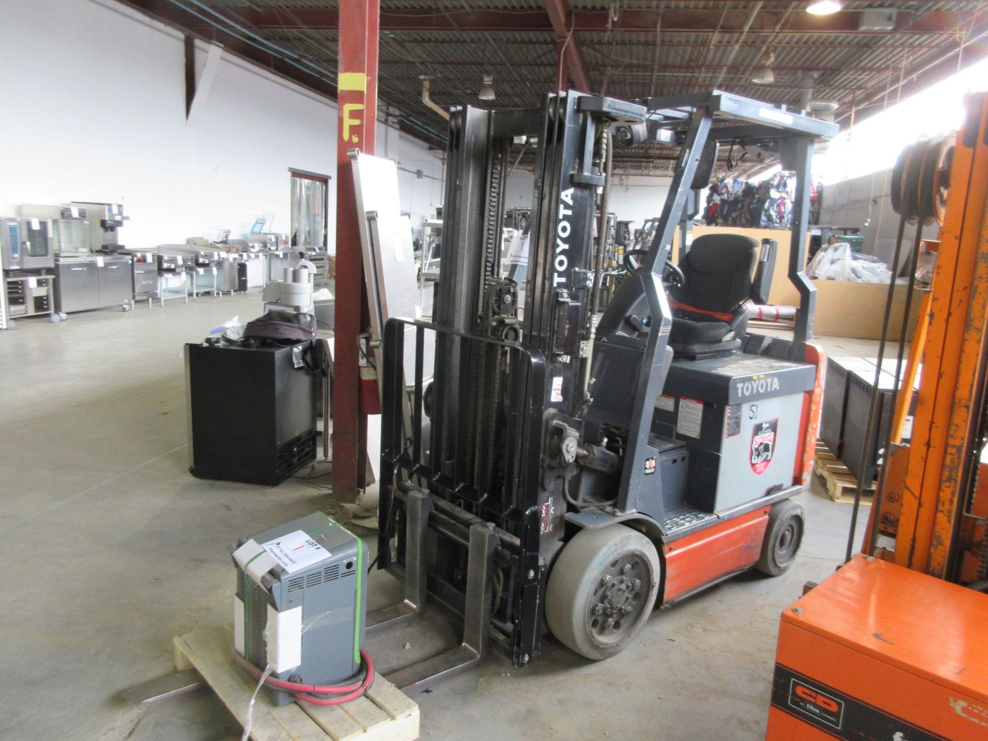 TOYOTA electric forklift Mod: 8FBCV25, 3 sections, 4400 LB capacity, 48V c/w opportunity charger,