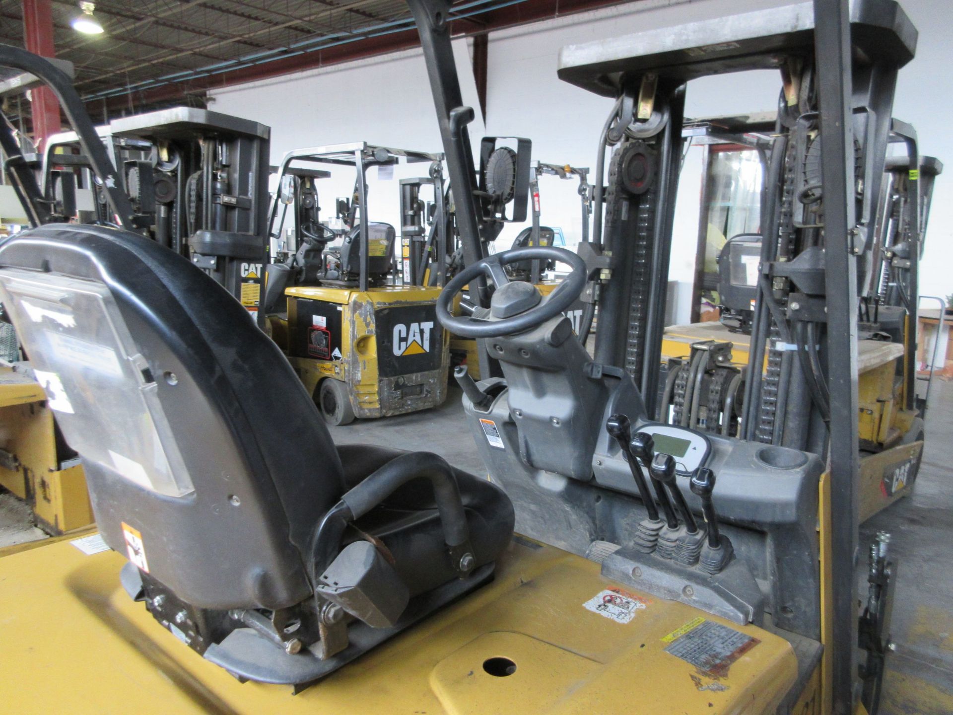 CATERPILLAR electric forklift Mod: EC30N2, 3 sections, 6000 LB capacity, 48V c/w charger 48V, DC128, - Image 6 of 9