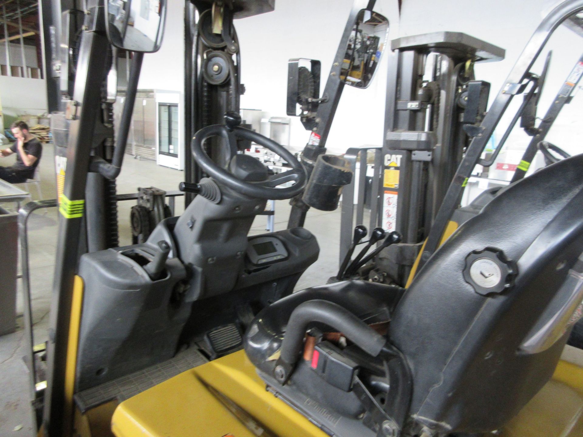 CATERPILLAR electric forklift Mod: EC25N2, 3 sections, 4450 LB capacity, 48V c/w charger 48V, DC128, - Image 4 of 9