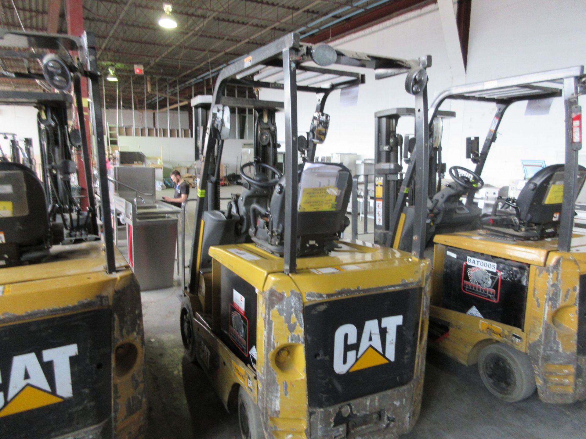 CATERPILLAR electric forklift Mod: EC25N2, 3 sections, 4450 LB capacity, 48V c/w charger 48V, DC128, - Image 3 of 9