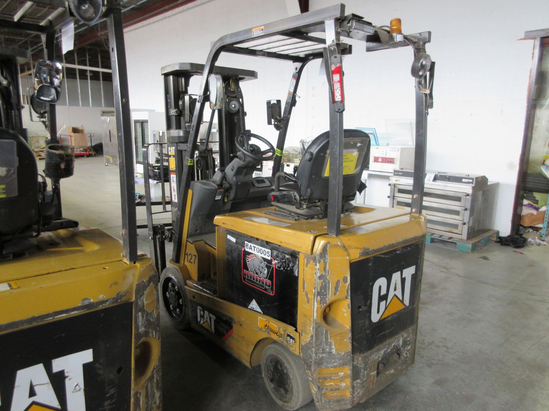 CATERPILLAR electric forklift Mod: EC25N2, 3 sections, 3550 LB capacity, 48V c/w charger 48V, DC128, - Image 3 of 10