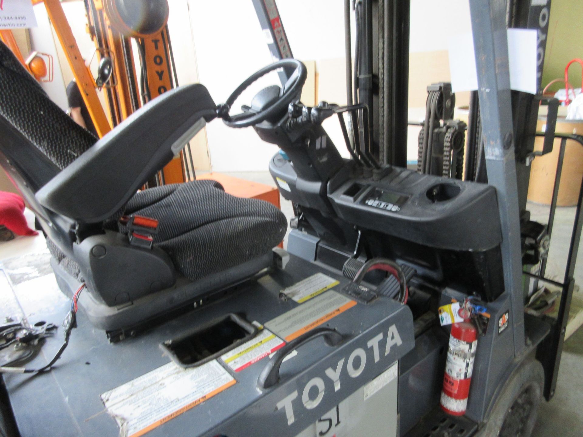 TOYOTA electric forklift Mod: 8FBCV25, 3 sections, 4400 LB capacity, 48V c/w opportunity charger, - Image 7 of 11