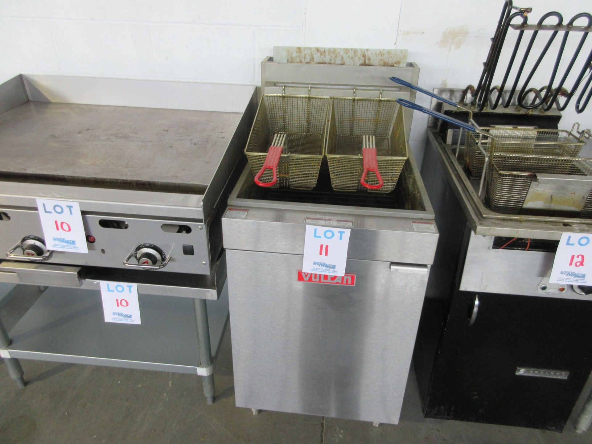 VULCAN Gas Fryer - (1) 70lb vat, Floor Model, Natural Gas. (Mod: LG500-1C) Approx. (21”w x 30”d x