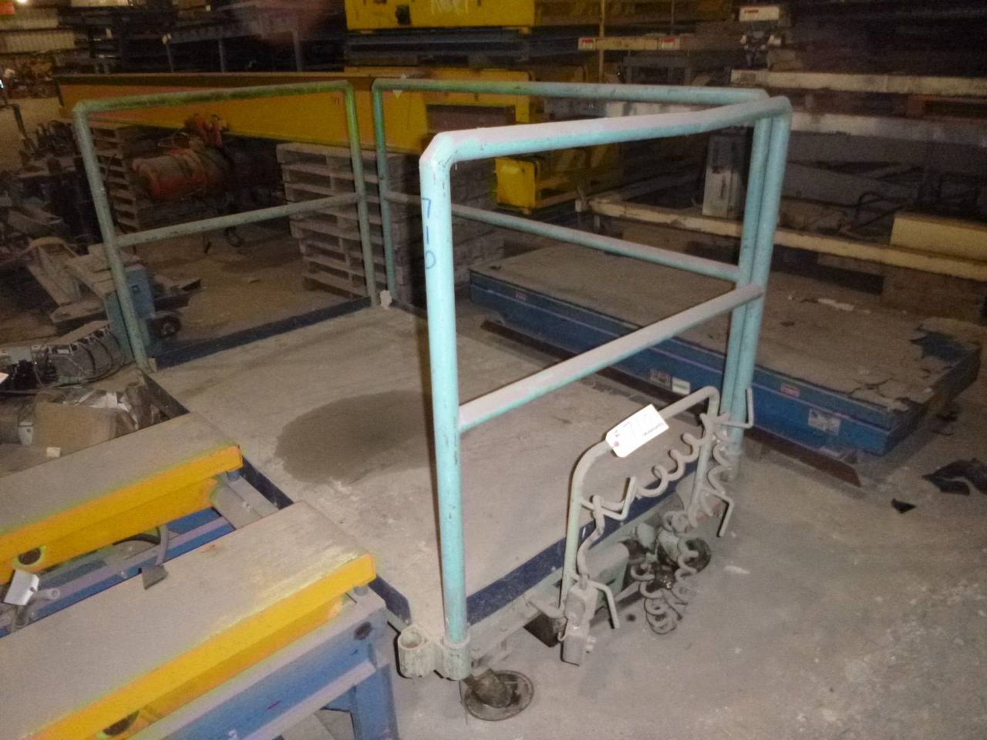 Scissor lift platform