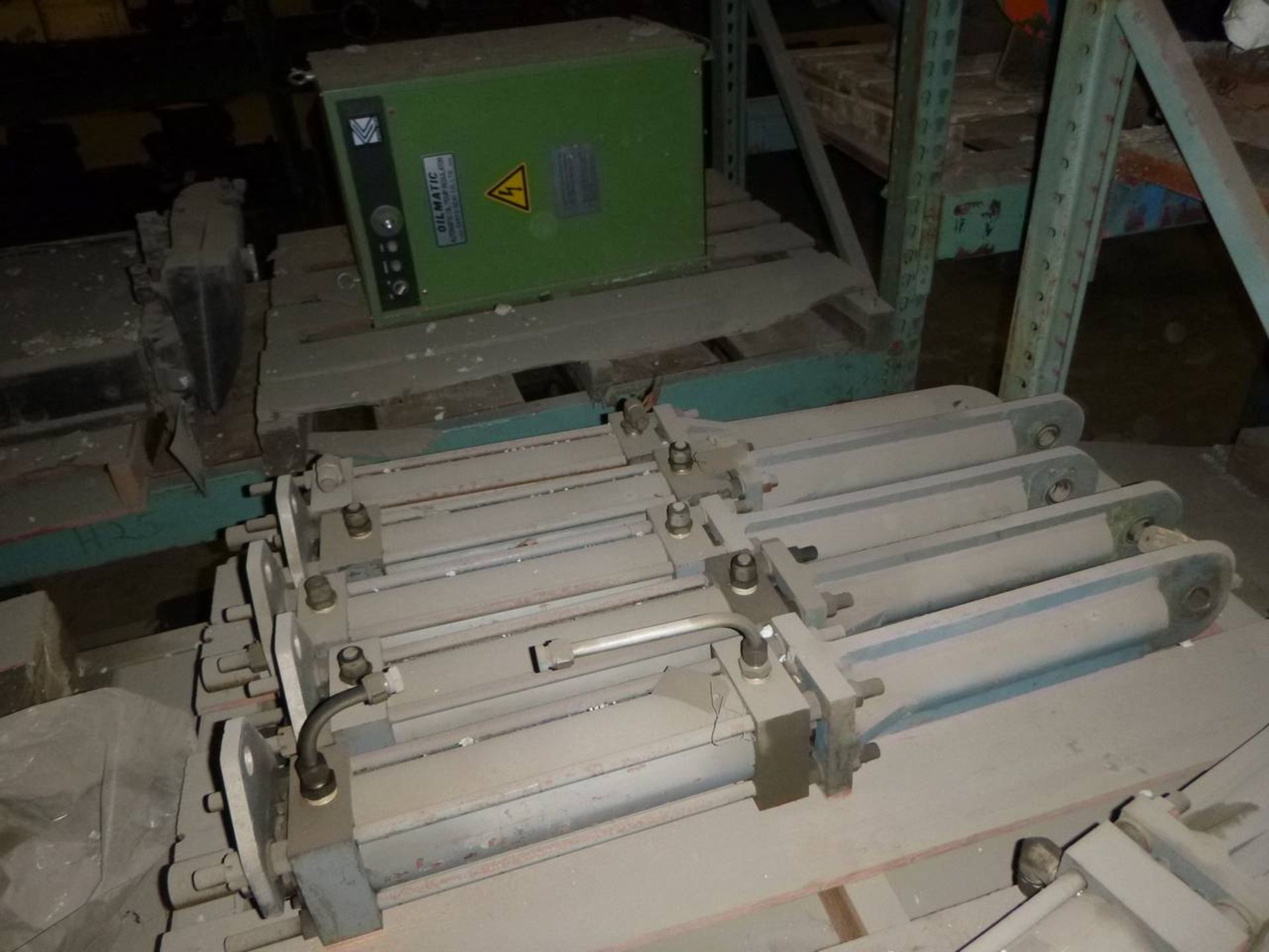 Hydraulic cylinders - Image 2 of 2