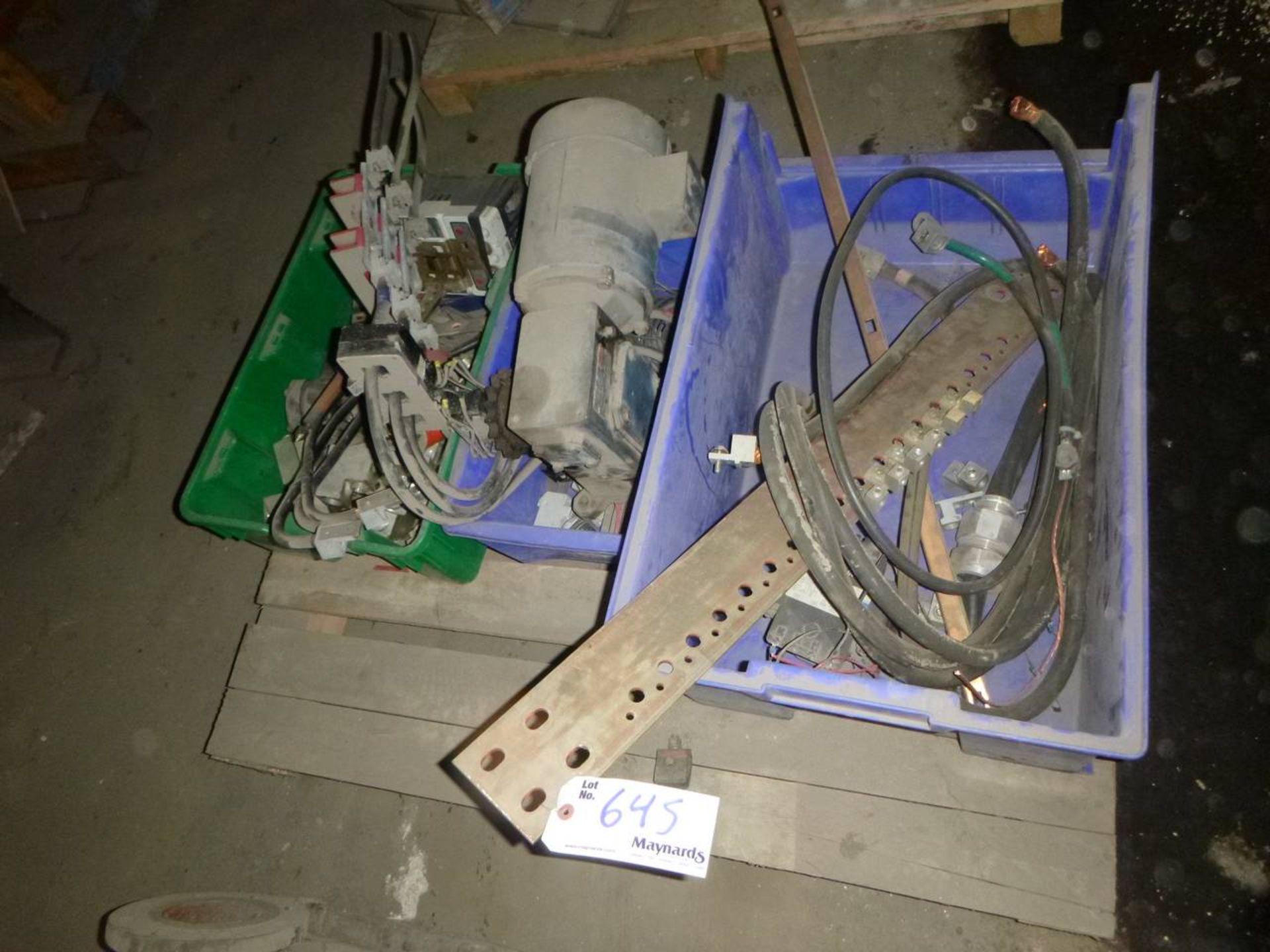 Pallet of electric connectors an drive
