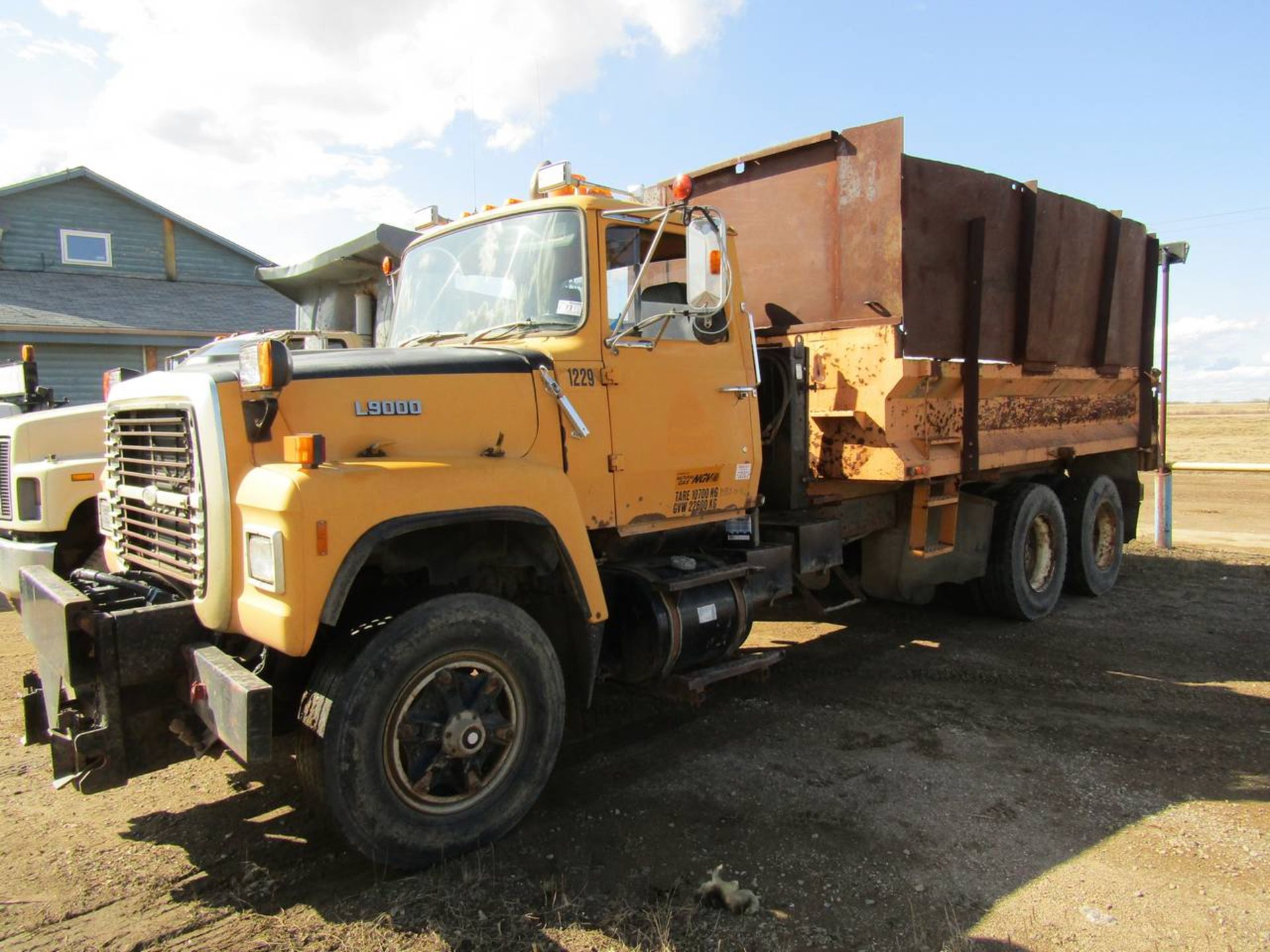 1990 Ford L9000 Dump Truck - Image 3 of 5