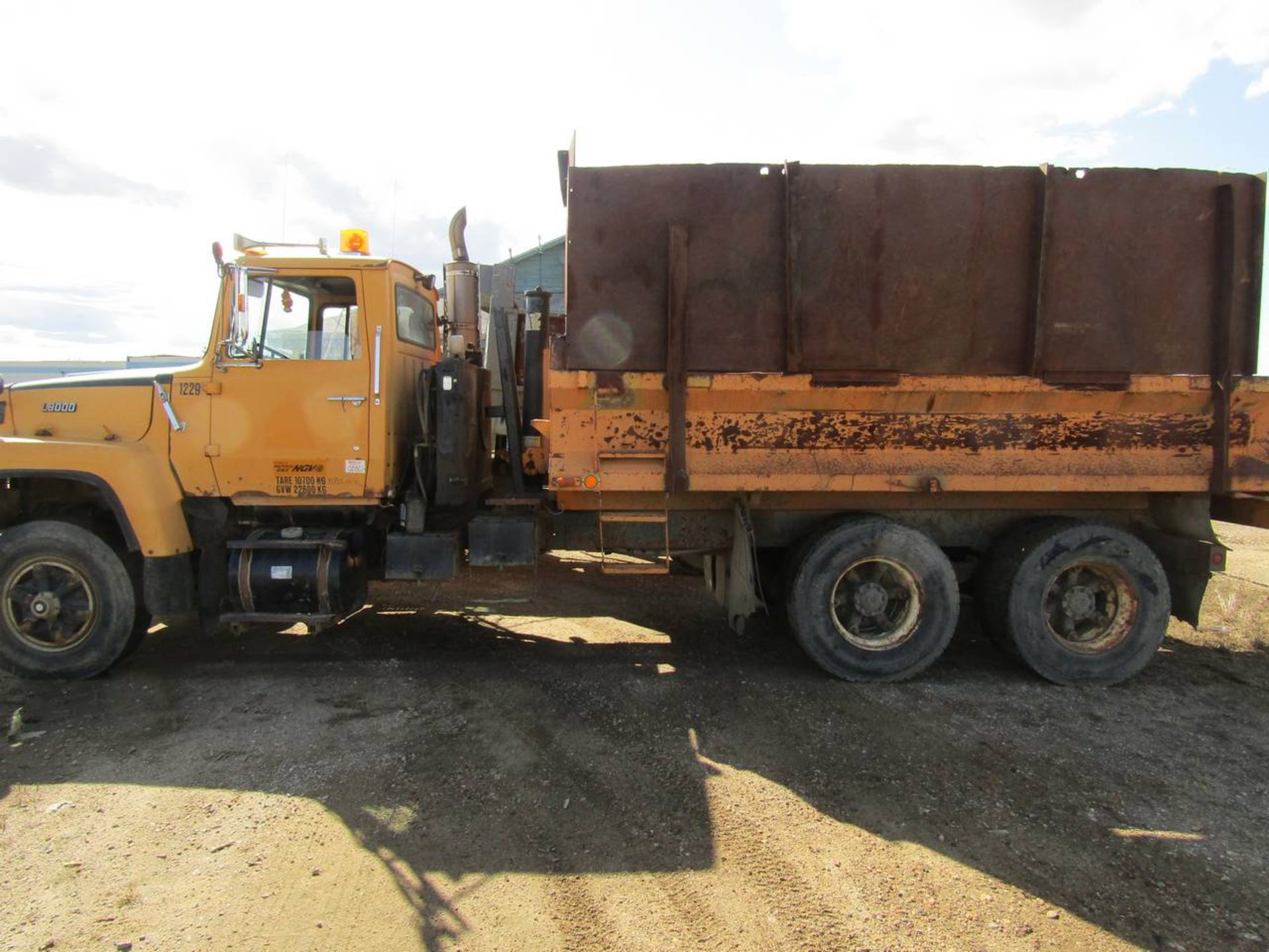 1990 Ford L9000 Dump Truck - Image 4 of 5