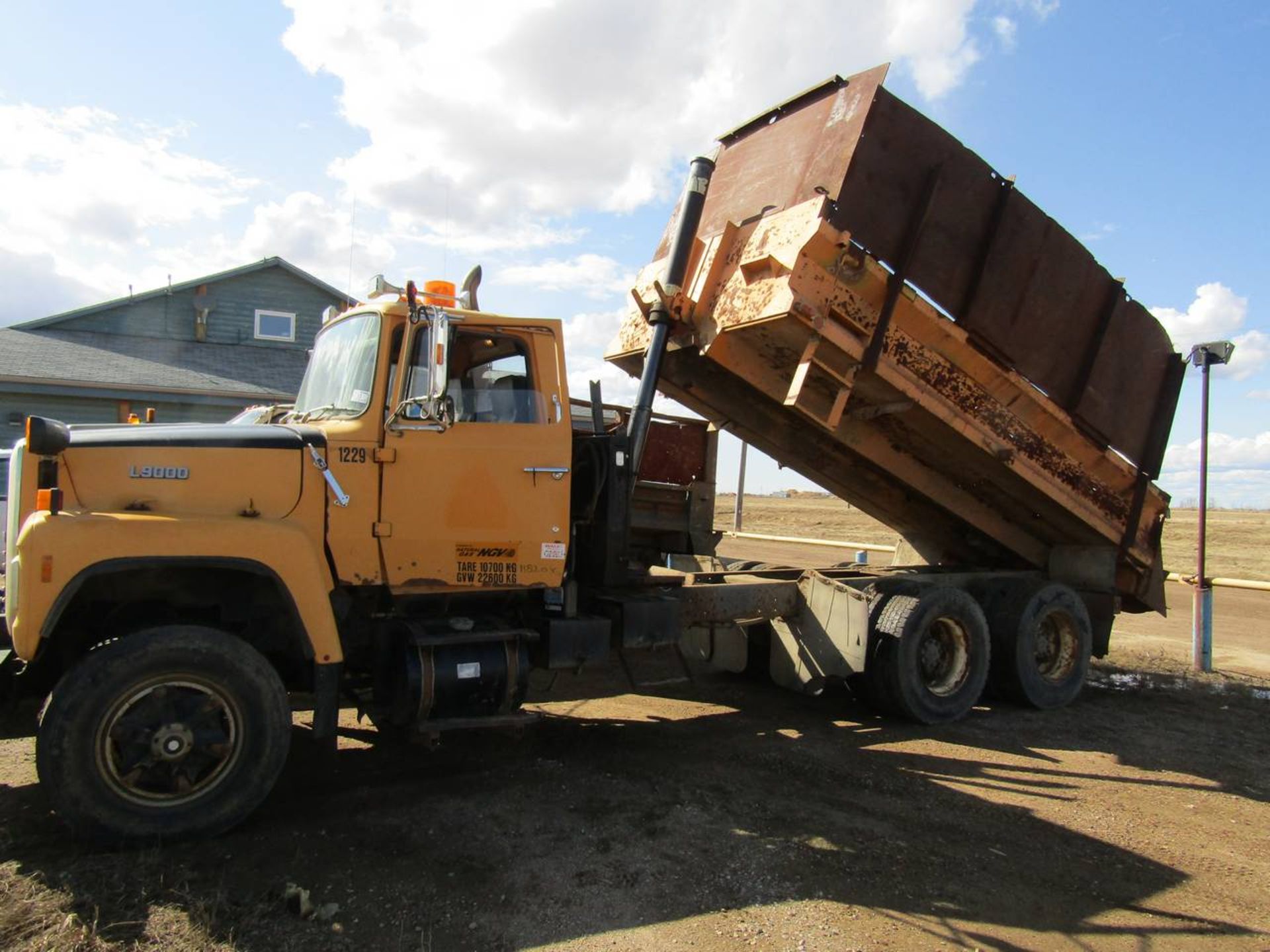 1990 Ford L9000 Dump Truck - Image 5 of 5