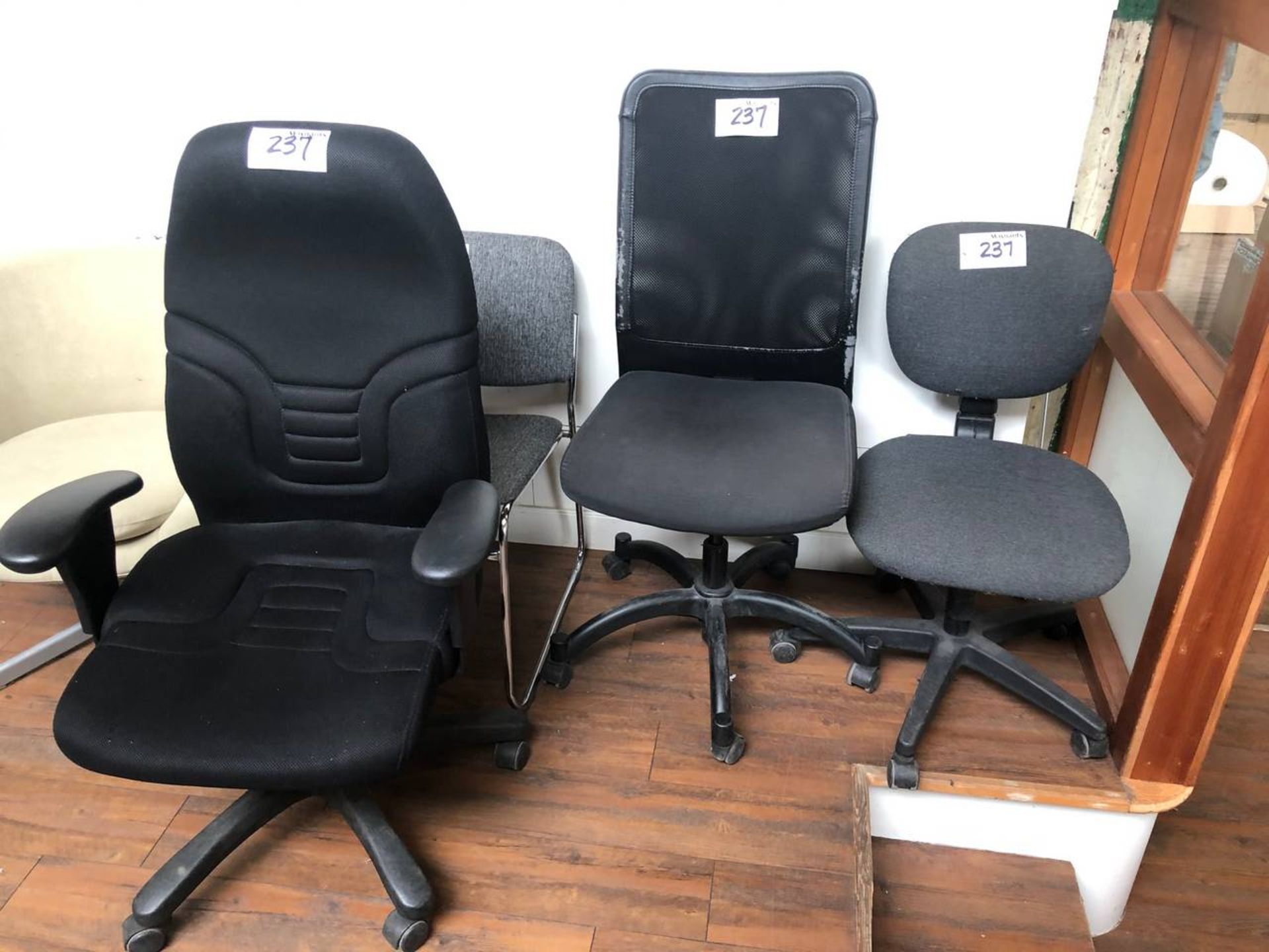 Lot of assorted office chairs