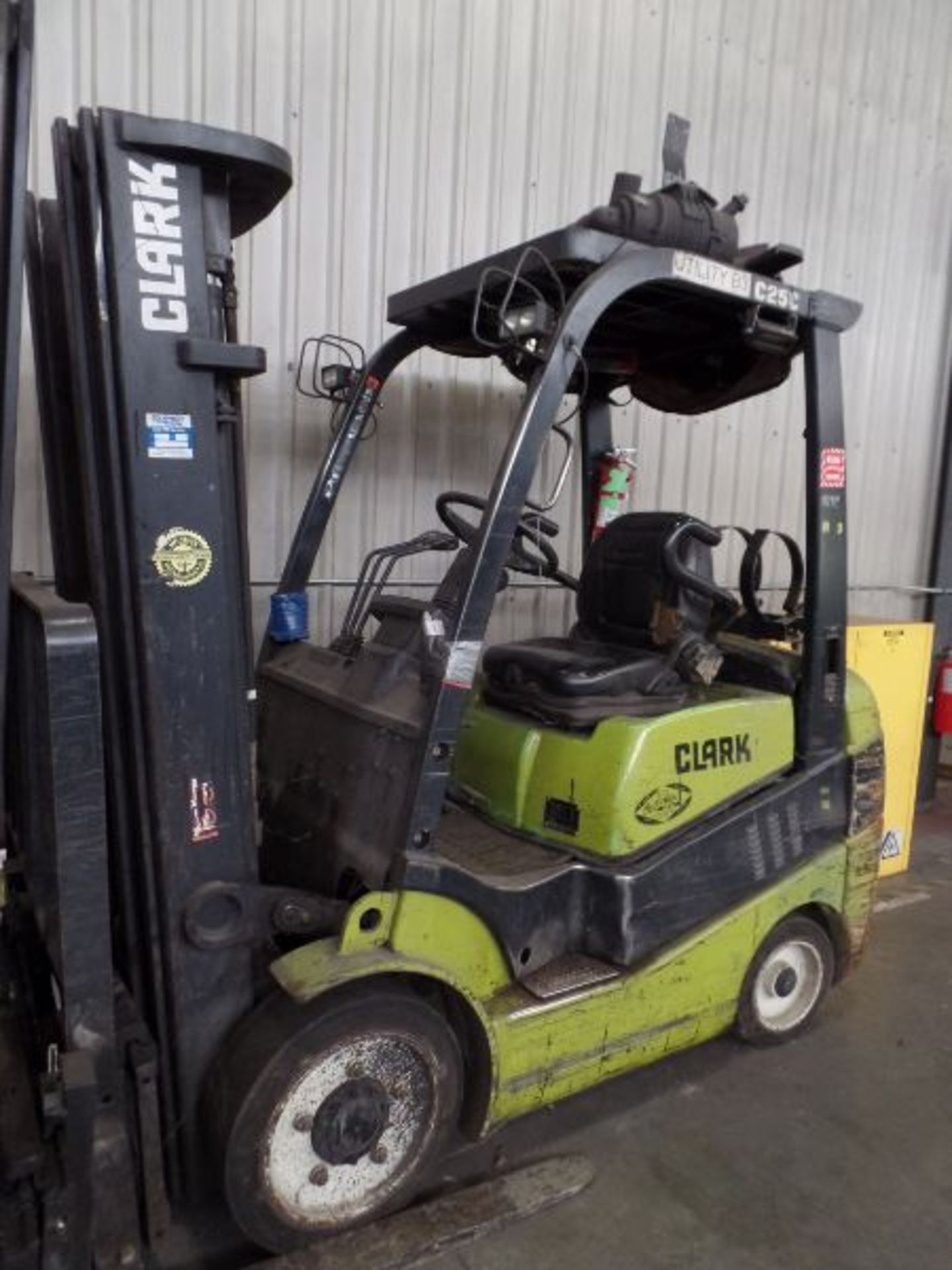 Clark C25 CL 4500lbs Cap. LPG Forklift *Needs Battery* - Image 3 of 4