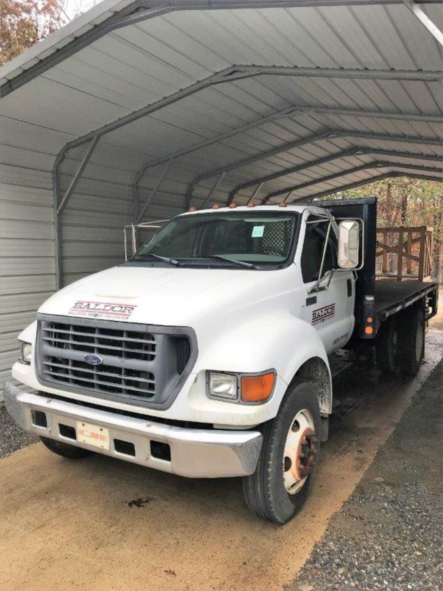 Ford F-650SD, Single Axle Flatbed Truck VIN S/N: 3FDWF65A4YMA01976, 1999, with Maxon 2500 Lb. Lift - Image 2 of 8