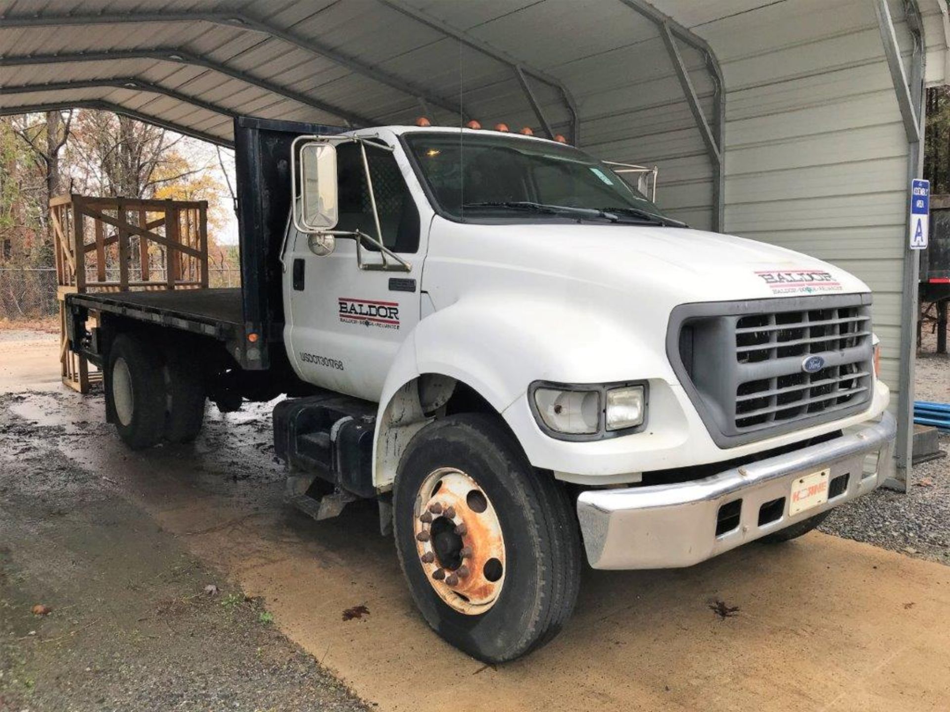 Ford F-650SD, Single Axle Flatbed Truck VIN S/N: 3FDWF65A4YMA01976, 1999, with Maxon 2500 Lb. Lift