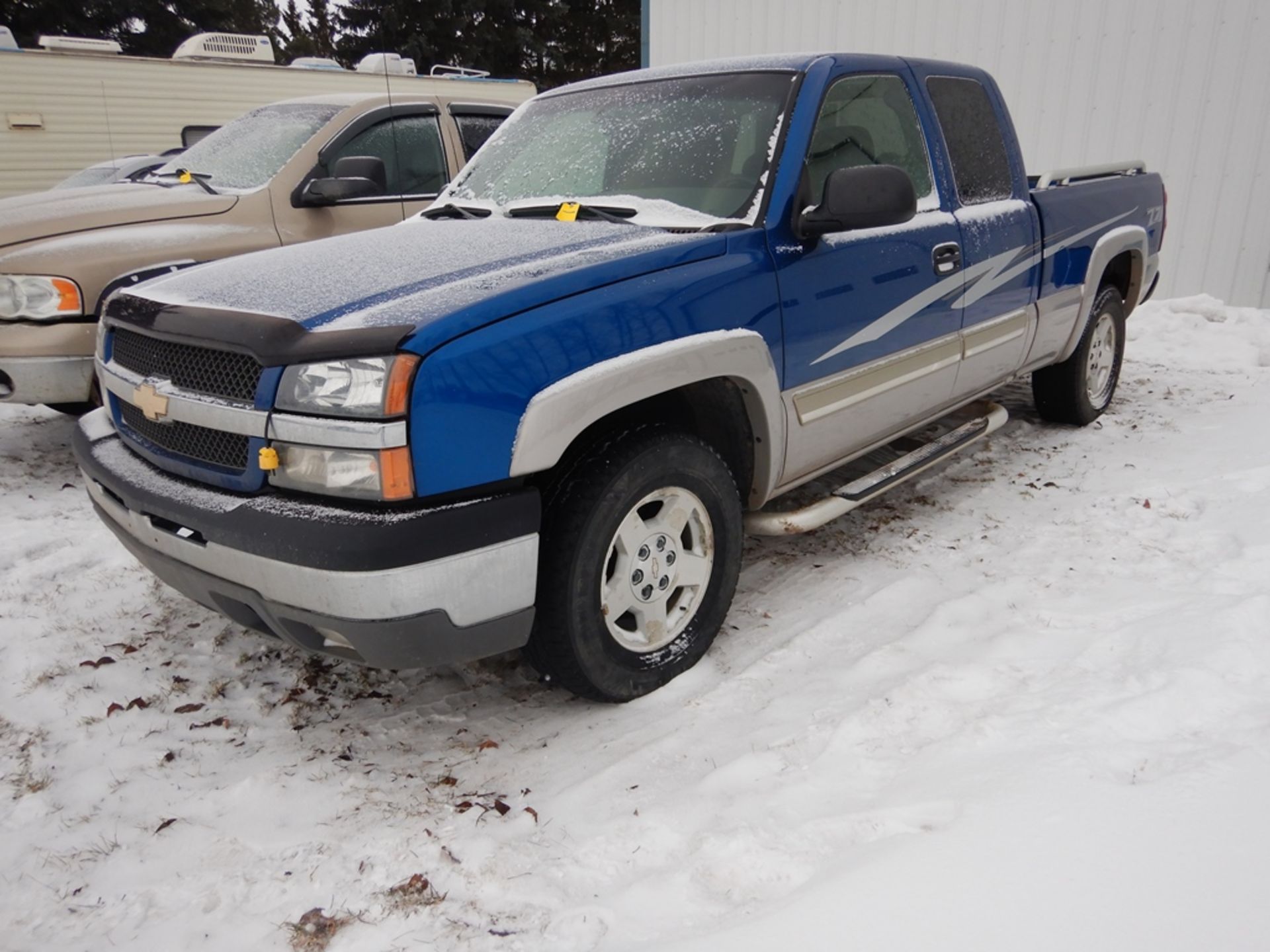 2004 CHEV Z71 OFF ROAD 4X4 EXT CAB PICKUP, GAS ENGINE, AT/SHORT BOX, 114,408 KM SHOWING S/N - Image 2 of 7