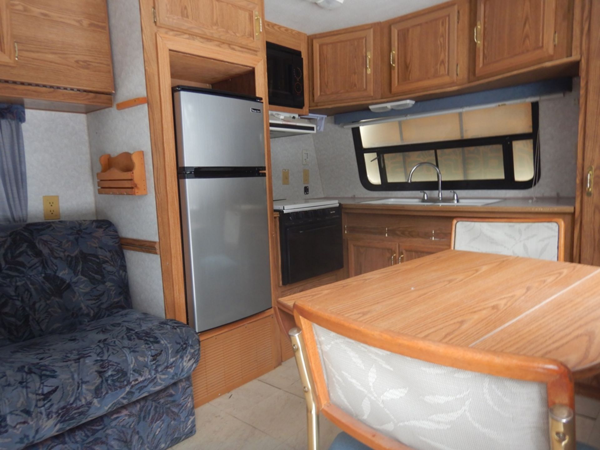 1994 WILDERNESS 26T T/A RECREATIONAL TRAILER, 26FT A/C, FRIDGE, STOVE, MICROWAVE, BUILT-IN SOUND - Image 3 of 4