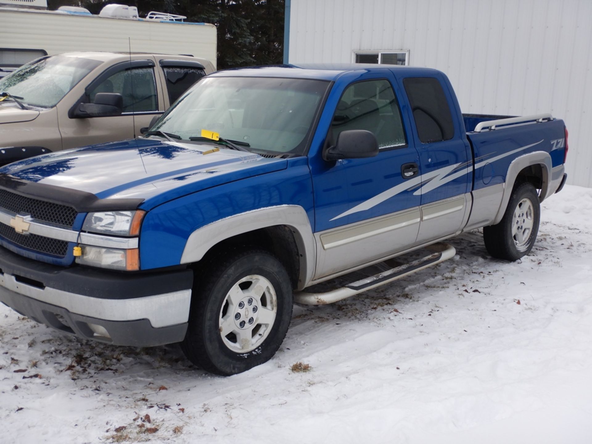 2004 CHEV Z71 OFF ROAD 4X4 EXT CAB PICKUP, GAS ENGINE, AT/SHORT BOX, 114,408 KM SHOWING S/N