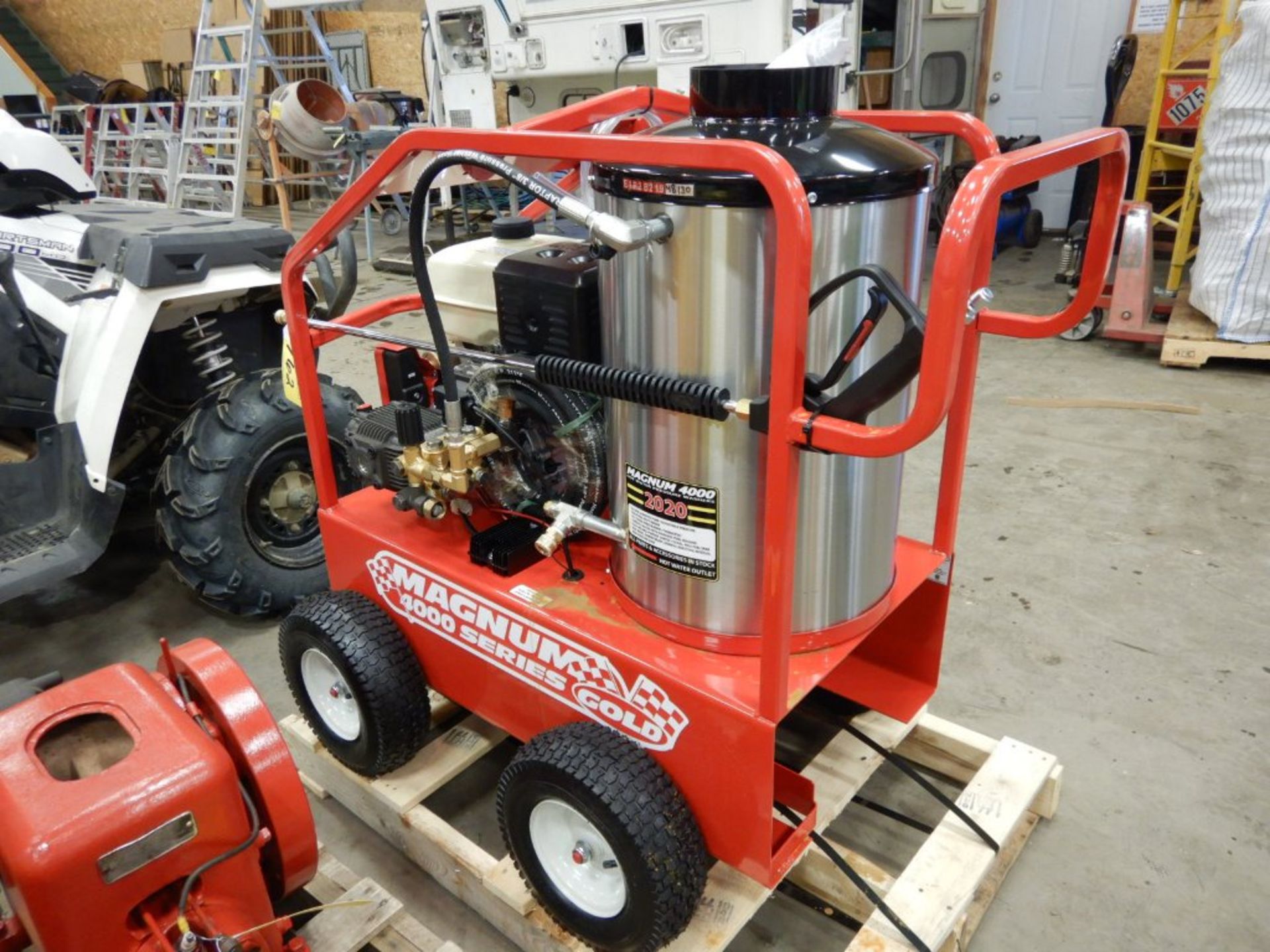 EASY KLEEN MAGNUM 4000 GOLD HOT WATER PRESSURE WASHER W/15HP ENGINE & ACCESSORIES, NEW IN CRATE S/ - Image 4 of 4