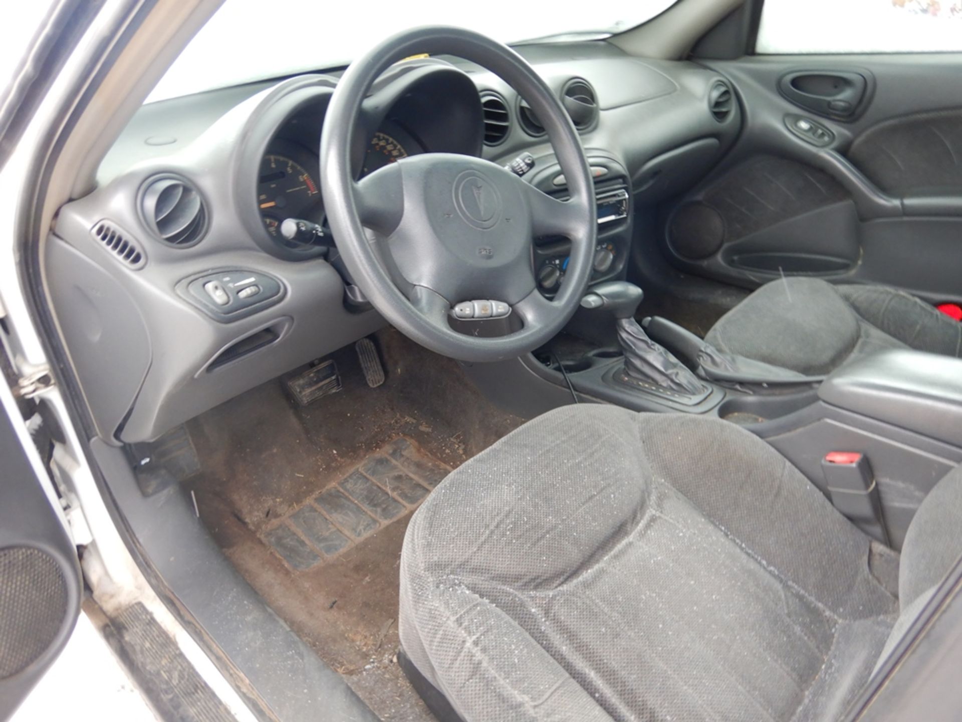 1999 PONTIAC GRAND AM 4 DOOR SEDAN W/AFTER MARKET SOUND SYSTEM, RECENT STUDDED WINTER TIRES, ( - Image 4 of 4