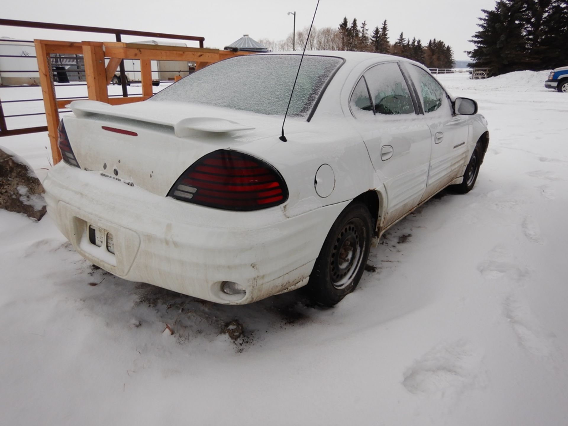 1999 PONTIAC GRAND AM 4 DOOR SEDAN W/AFTER MARKET SOUND SYSTEM, RECENT STUDDED WINTER TIRES, ( - Image 3 of 4