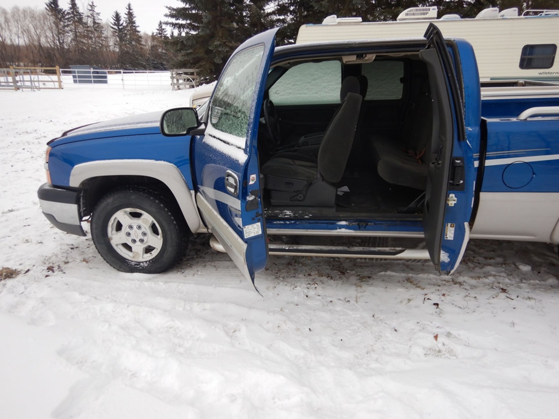 2004 CHEV Z71 OFF ROAD 4X4 EXT CAB PICKUP, GAS ENGINE, AT/SHORT BOX, 114,408 KM SHOWING S/N - Image 5 of 7