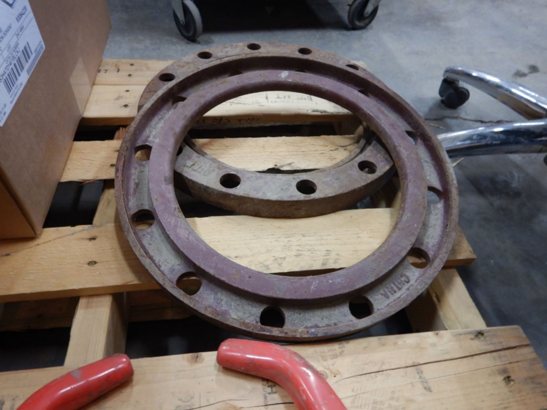 4-TRIMAX AXLE LOCKS, 2-STEEL TRACTOR WHEEL SPACERS - Image 4 of 4