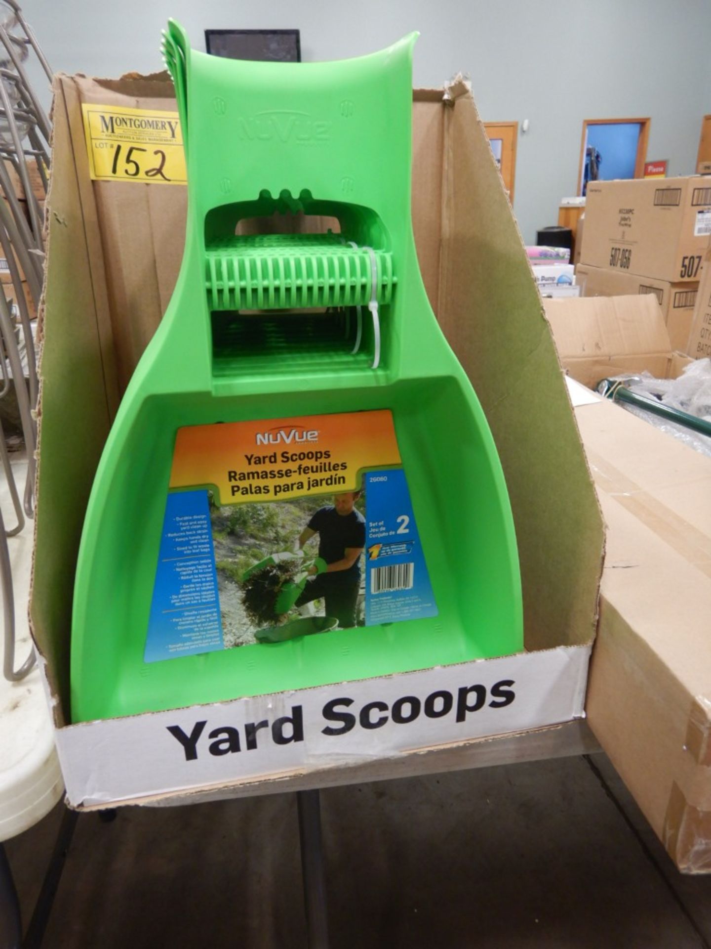 L/O 8 PR OF POLY YARD SCOOPS