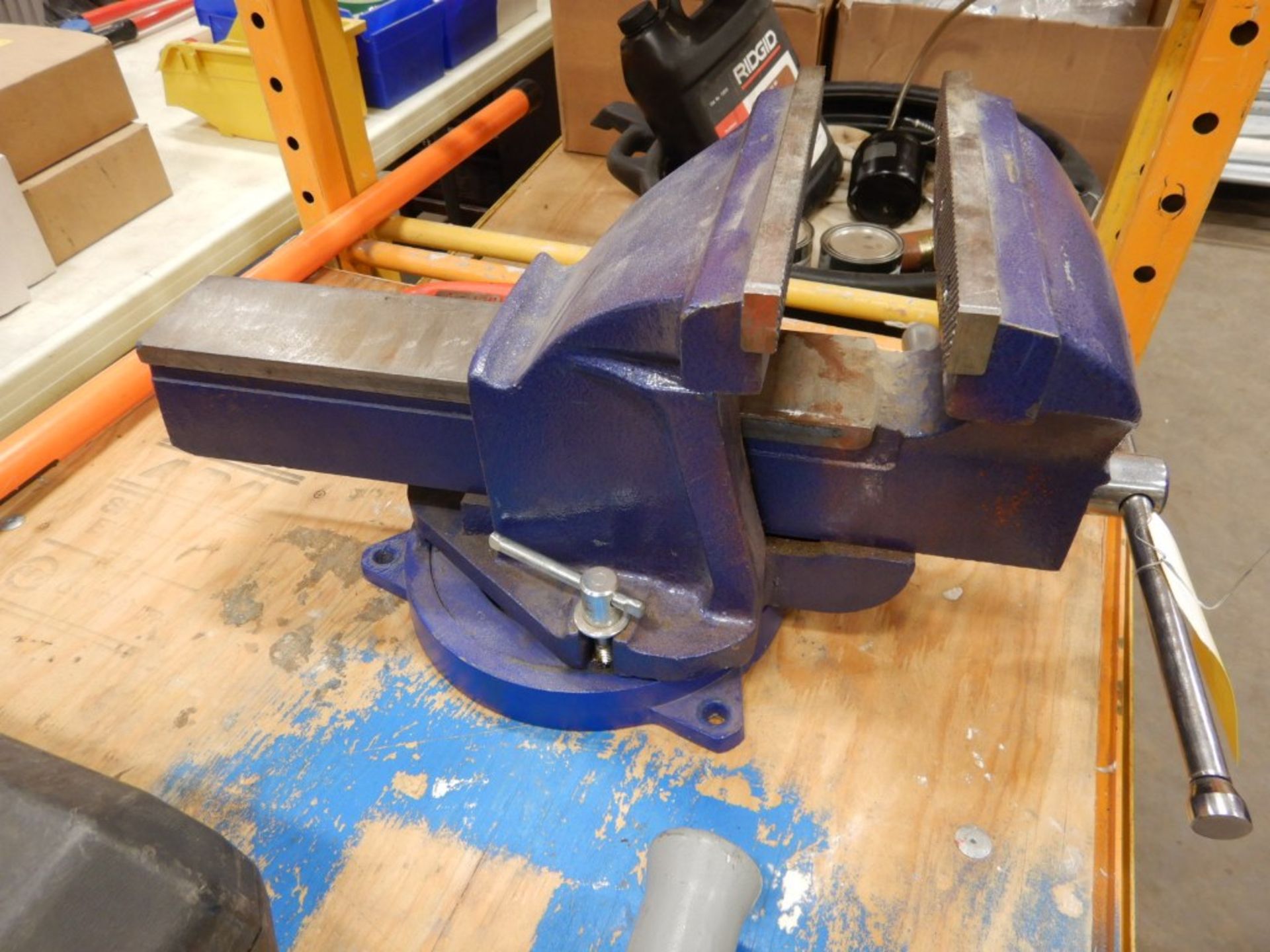 GRAY 8" SWIVEL BENCH VISE