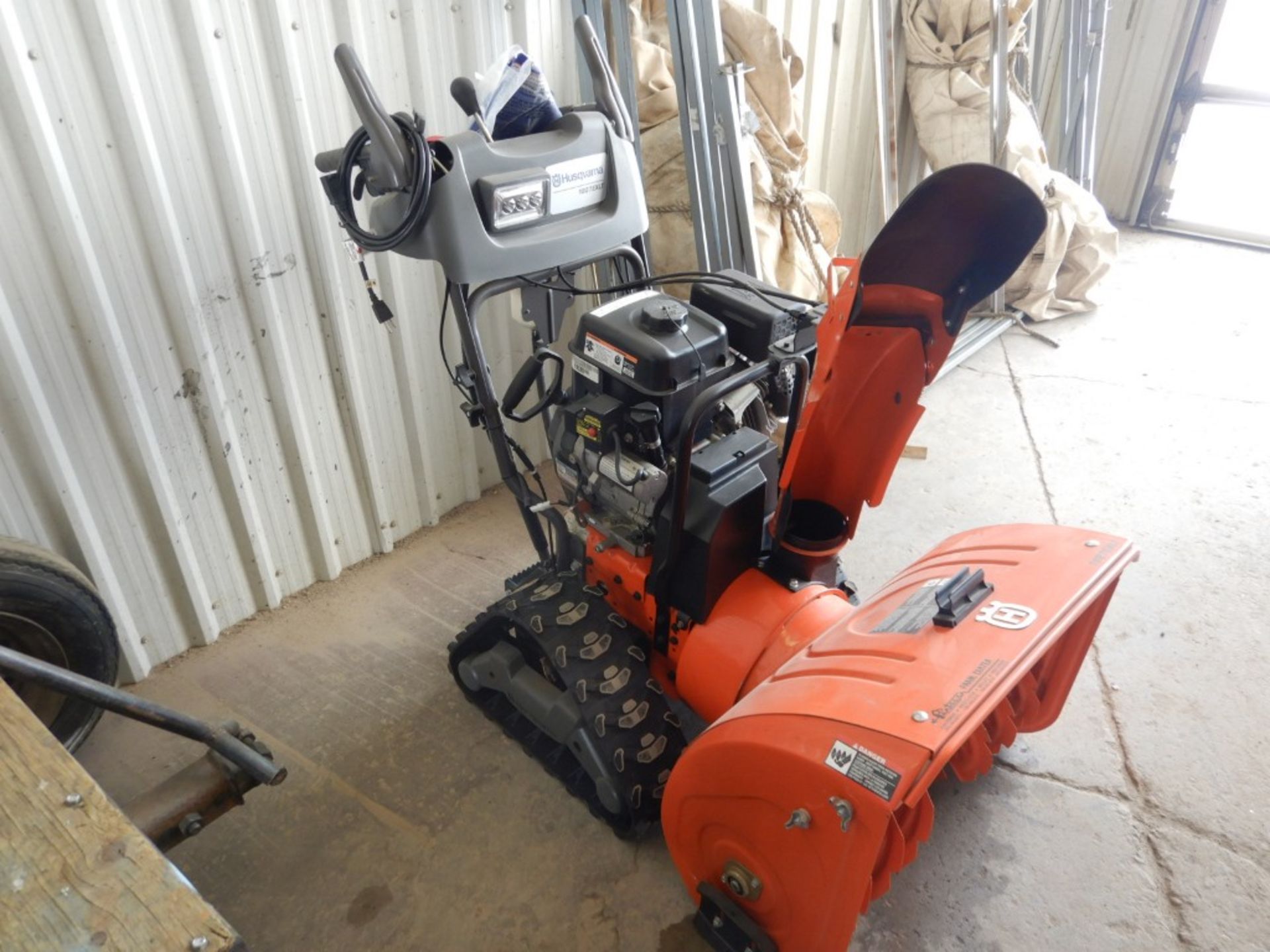 HUSQVARNA 1827EXLT 27" TRACK TYPE SNOW BLOWER W/ELECTRIC START (AS NEW)