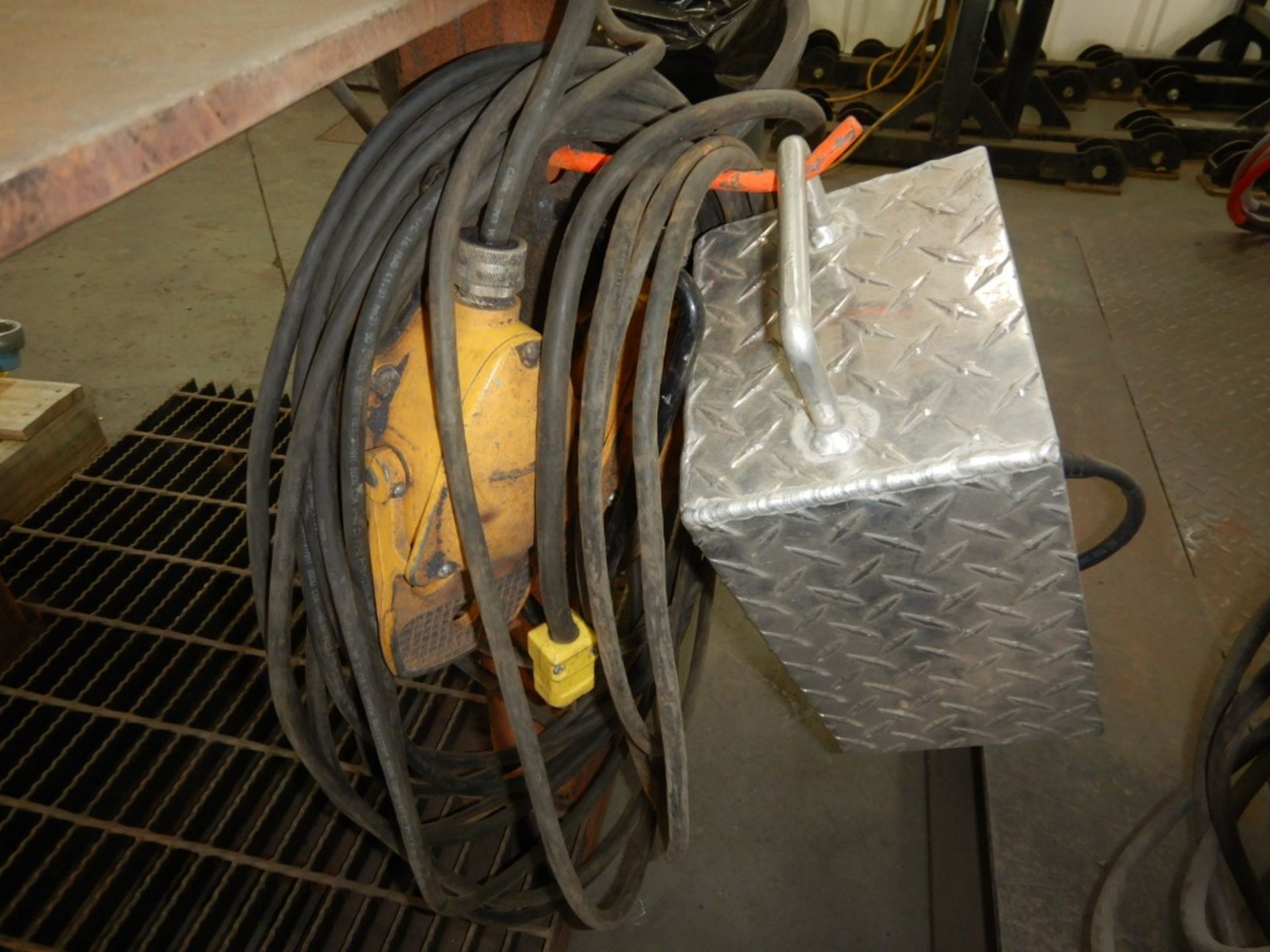 LJ WELDING 300 LB BENCH TOP POWERED TILT WELD POSITIONER MODEL 08P-200 S/N 0542013 W/FOOT - Image 4 of 6