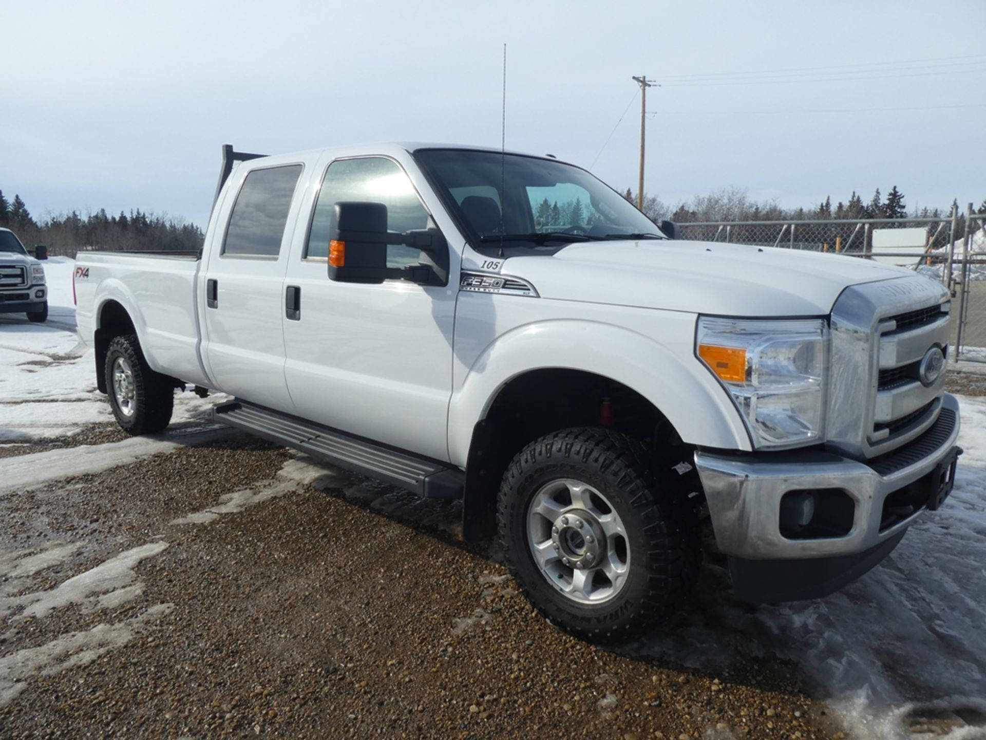 2015 FORD F350 XLT 4X4 CREW CAB, LONG BOX PICKUP W/GAS ENGINE, 100,578 KM SHOWINGS/N - Image 5 of 10