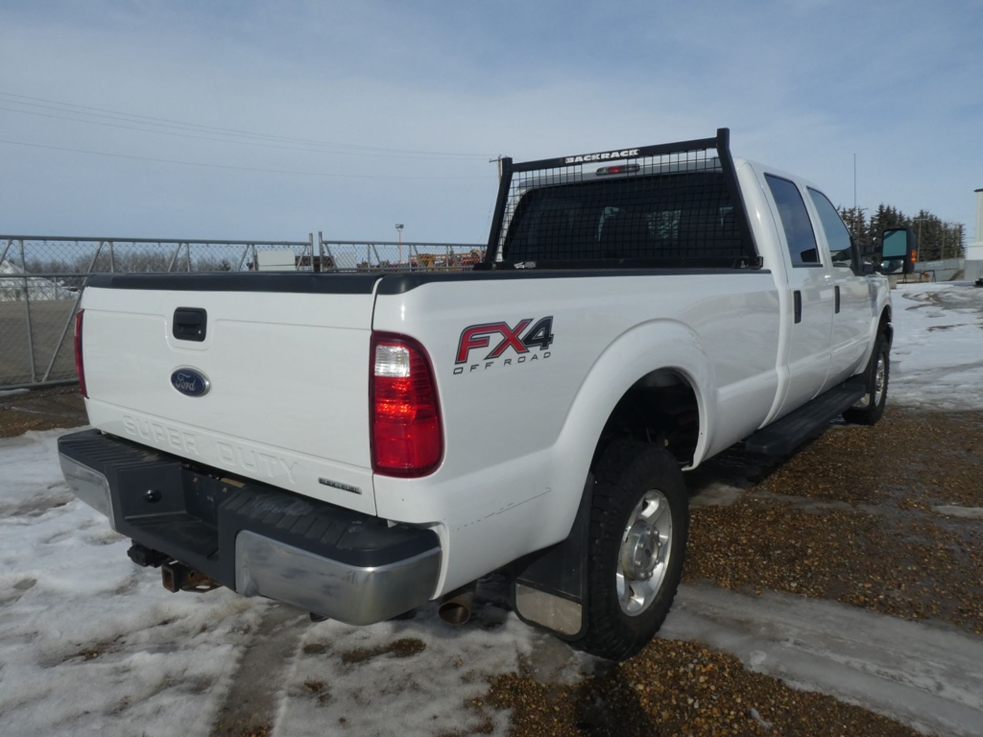 2015 FORD F350 XLT 4X4 CREW CAB, LONG BOX PICKUP W/GAS ENGINE, 100,578 KM SHOWINGS/N - Image 4 of 10