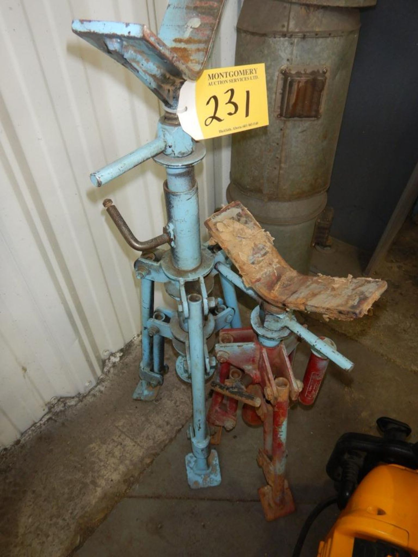 L/O 2-TELSCOPING PIPE STANDS