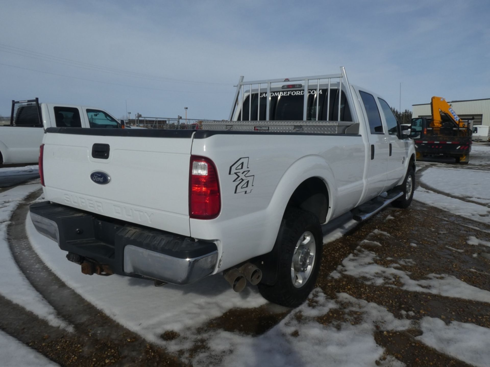 04/2014 FORD F350 XLT 4X4 P/S DIESEL CREW CAB, LONG BOX, W/172"WB 11200 GVW, CHECKER PLATE TOOL - Image 6 of 13