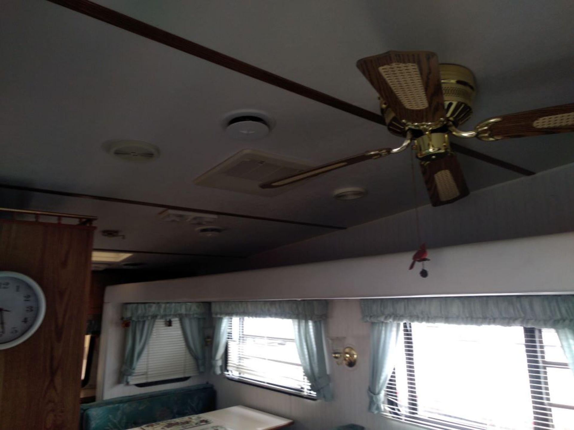 1995 CARDINAL BY COBRA 28' 5W HOLIDAY TRAILER WITH S/O. NEW AWNING, NEW TIRES, NEW STEPS, AC, SLEEPS - Image 10 of 15