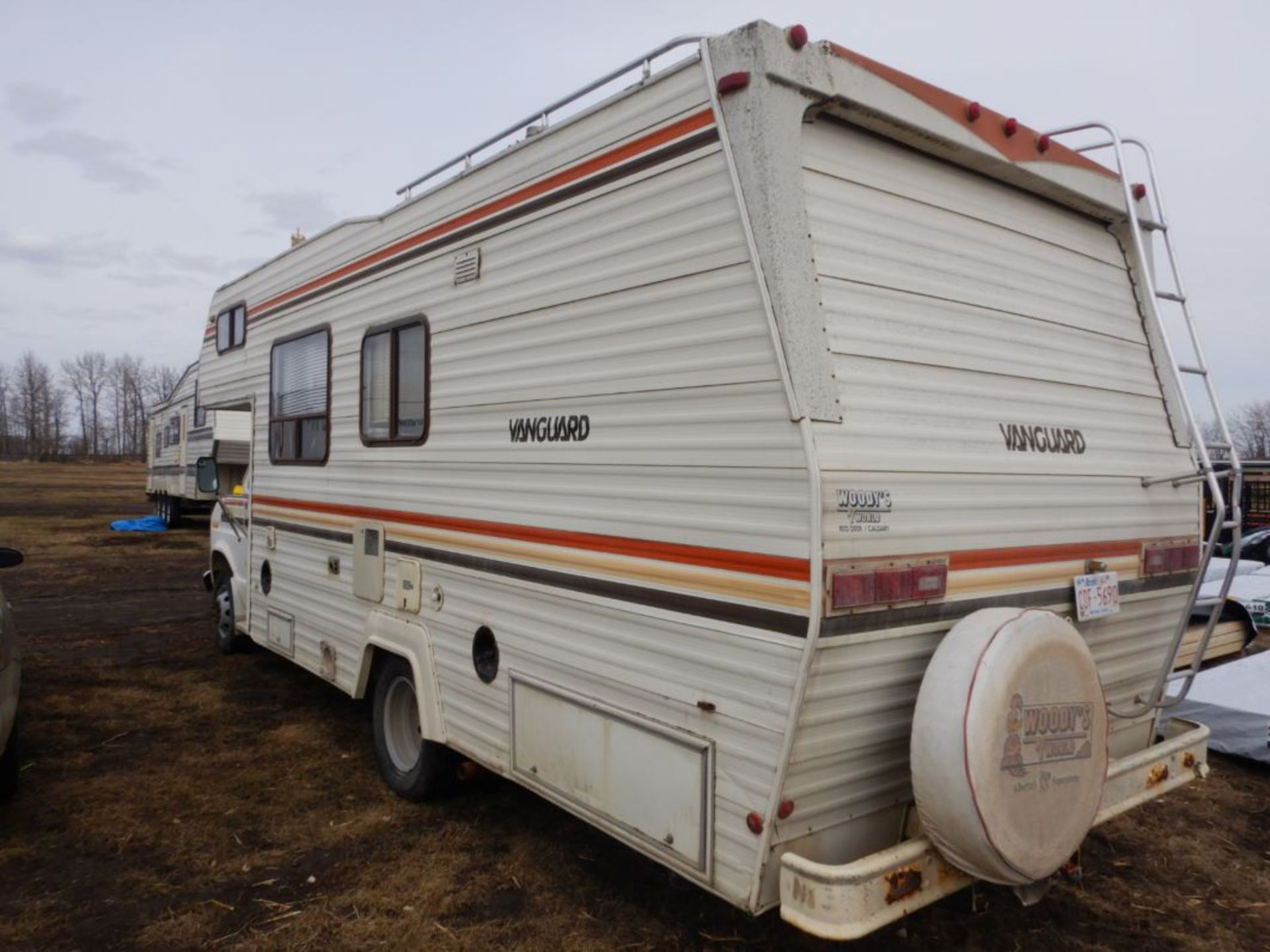 1984 ECONOLINE 350XL CLASS C VANGAARD VMF23D MOTORHOME, 81378 KM SHOWING,CHASSIS - INOPERABLE - Image 4 of 7